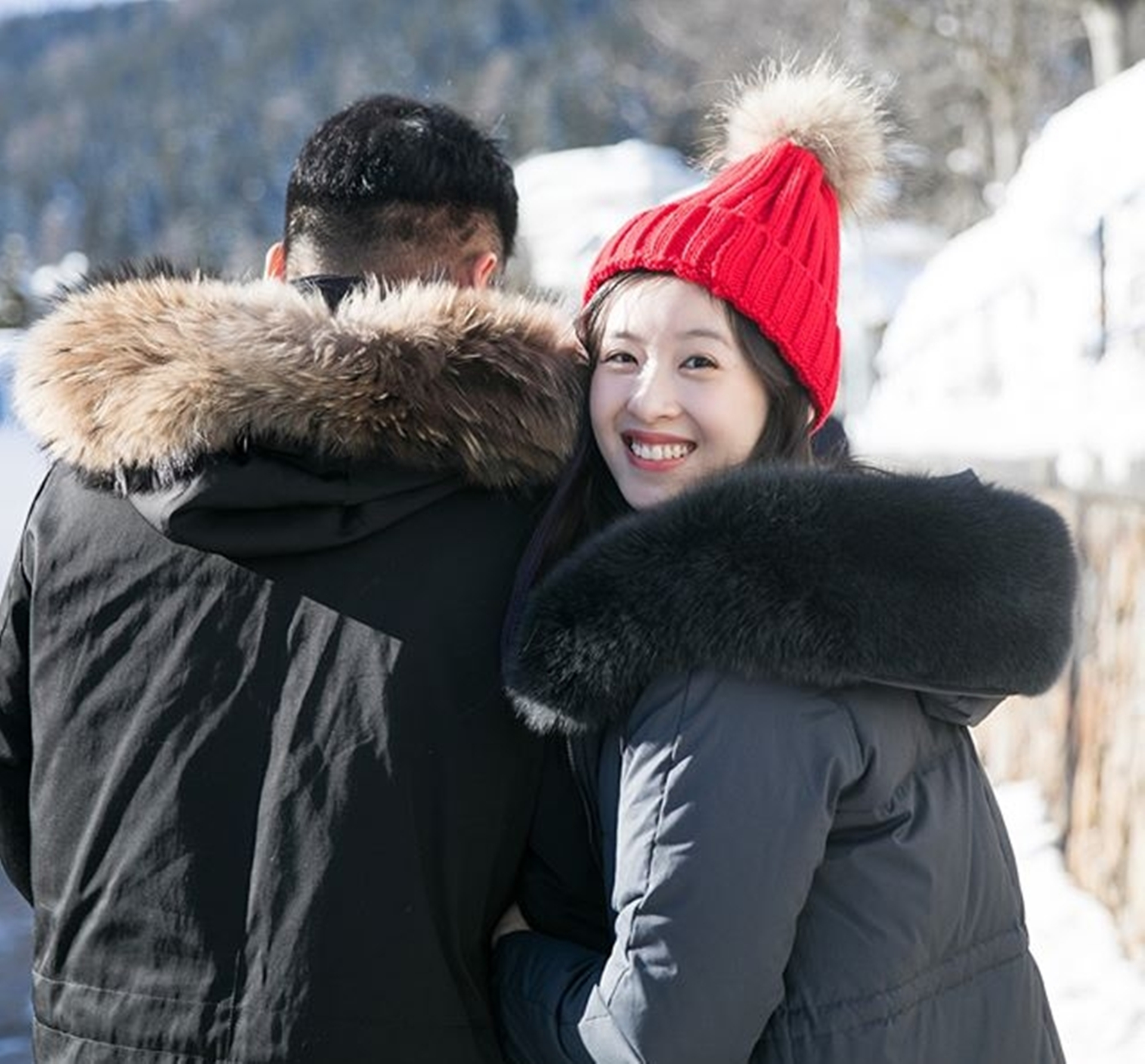 望夫眼火了?奶茶妹妹看向刘强东眼里全是星