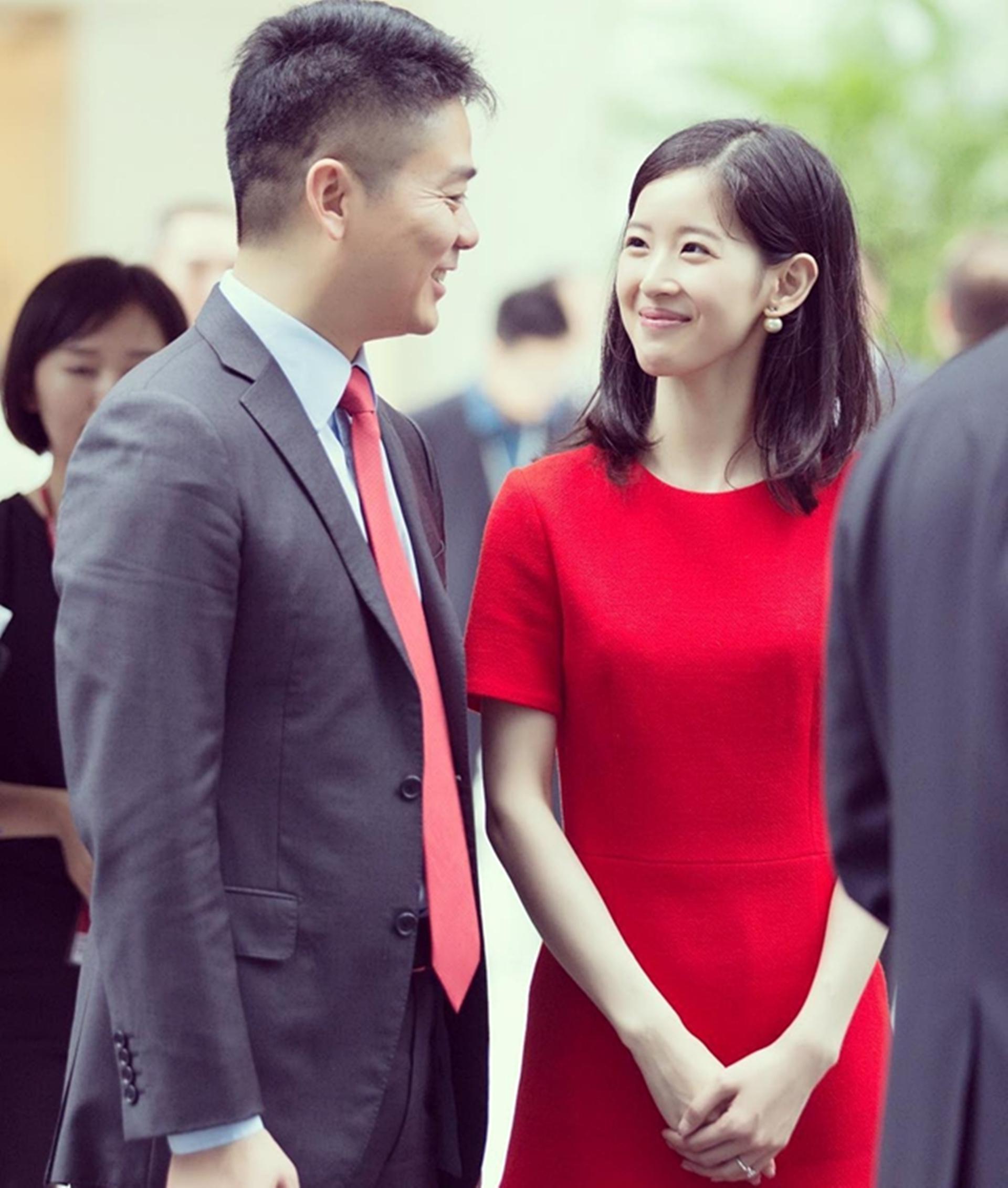 “望夫眼”火了?奶茶妹妹看向刘强东眼里全是星星,网友:是真爱