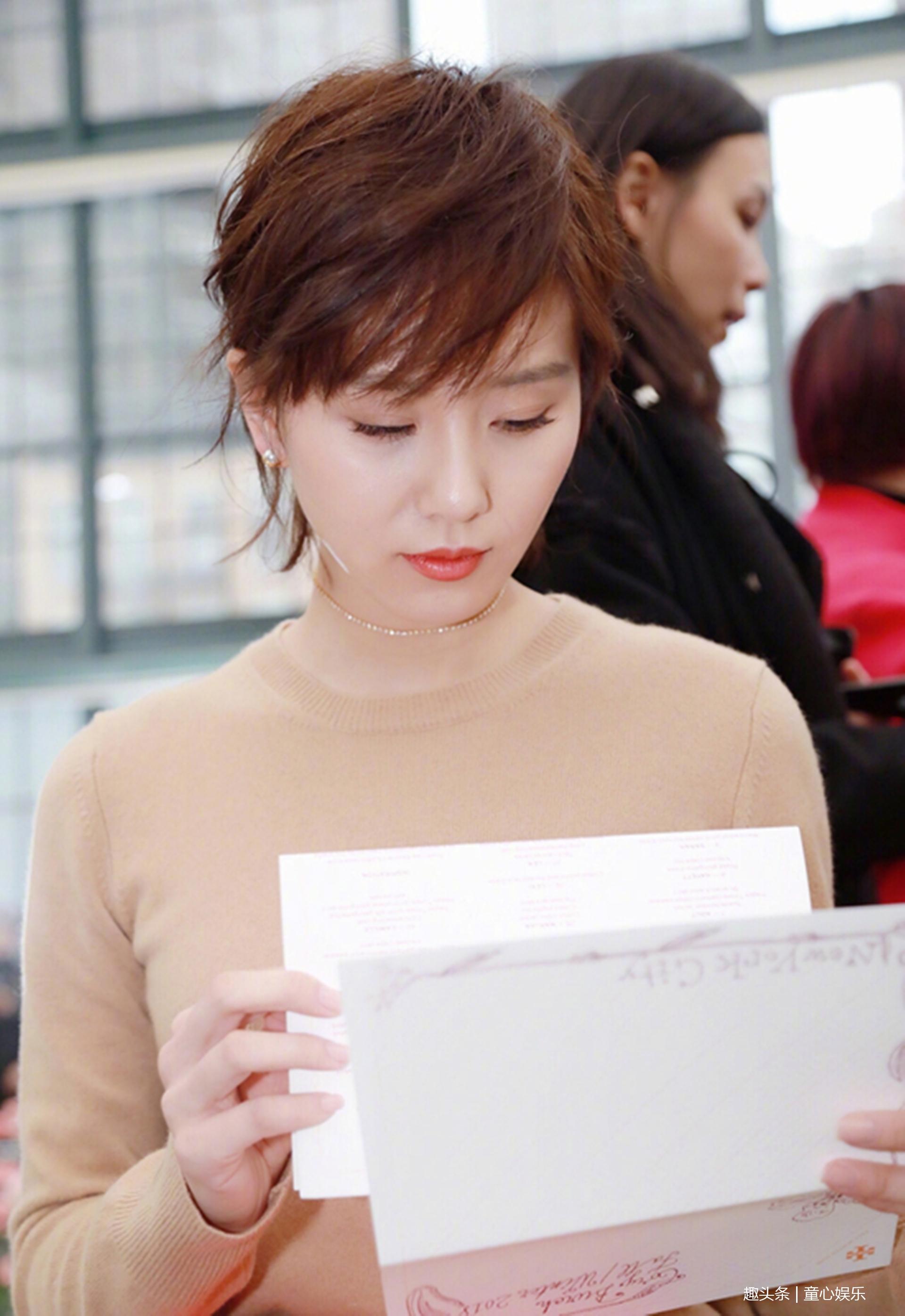 刘诗诗甜美打扮空降纽约看秀 一头短发干练不输名模