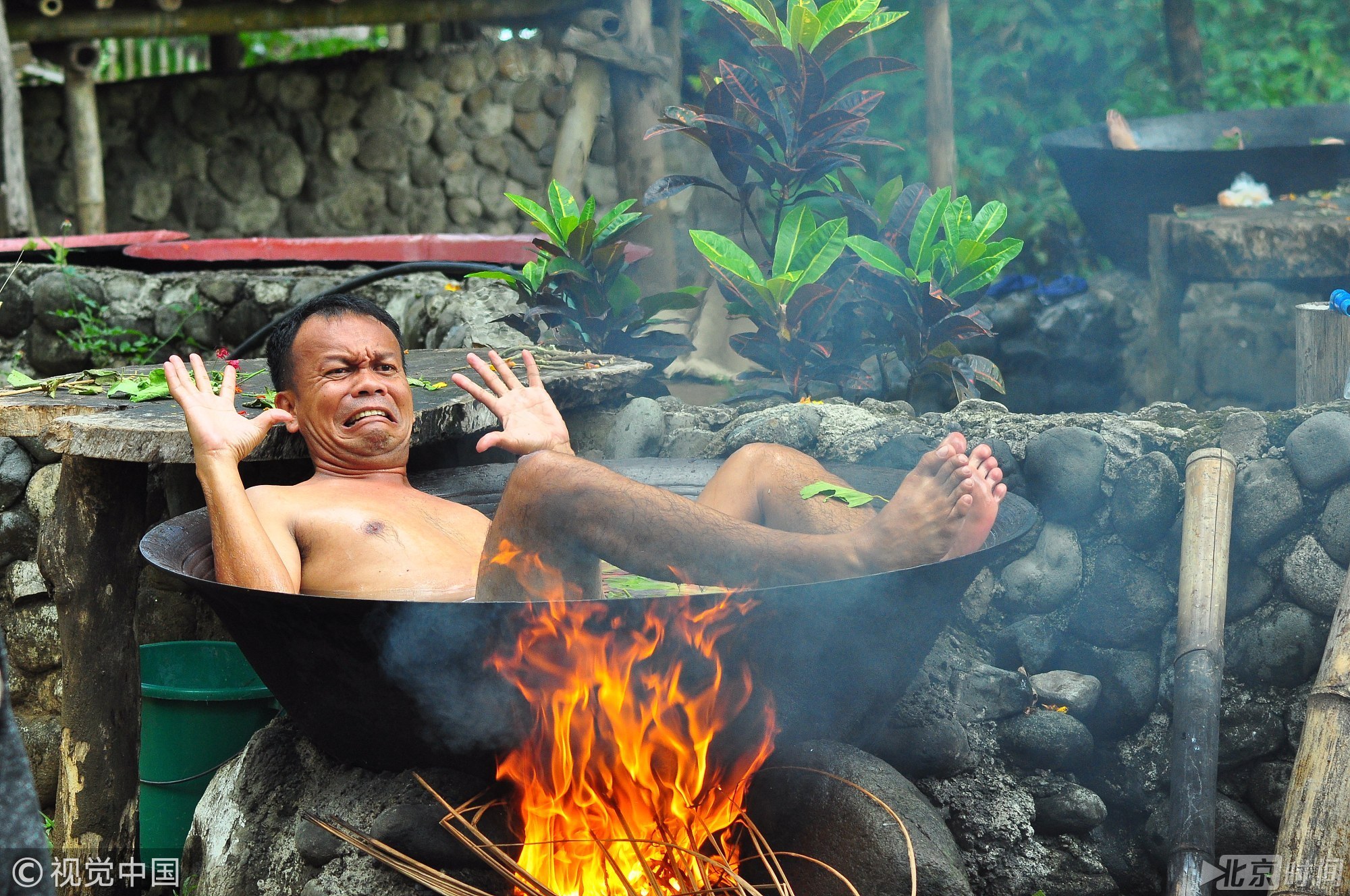 菲律宾人竟流行铁锅炖自己浴