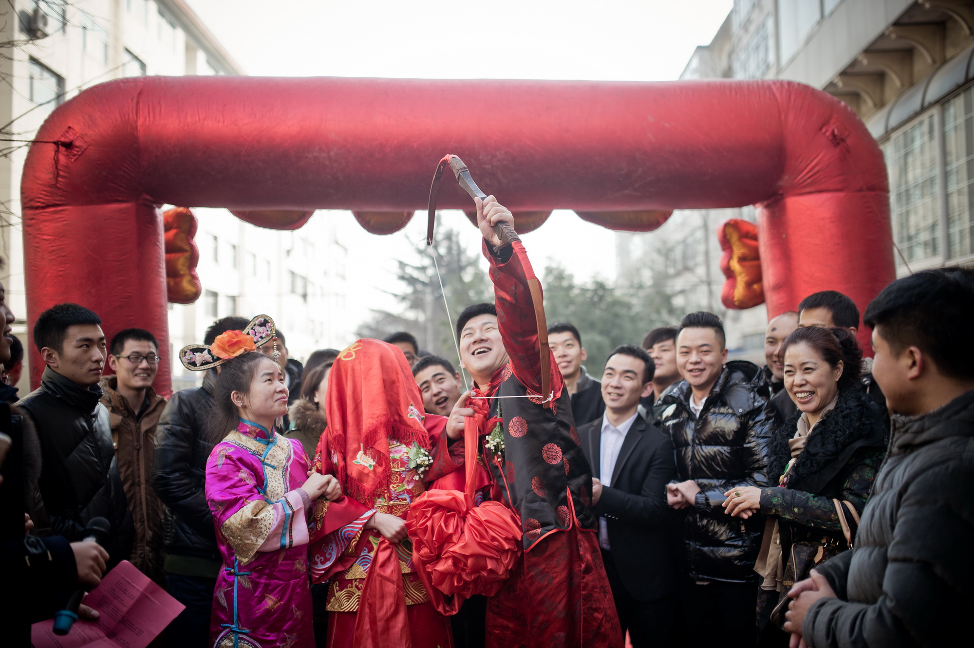 新郎来接新娘时,伴娘们要求他做100个,看到地