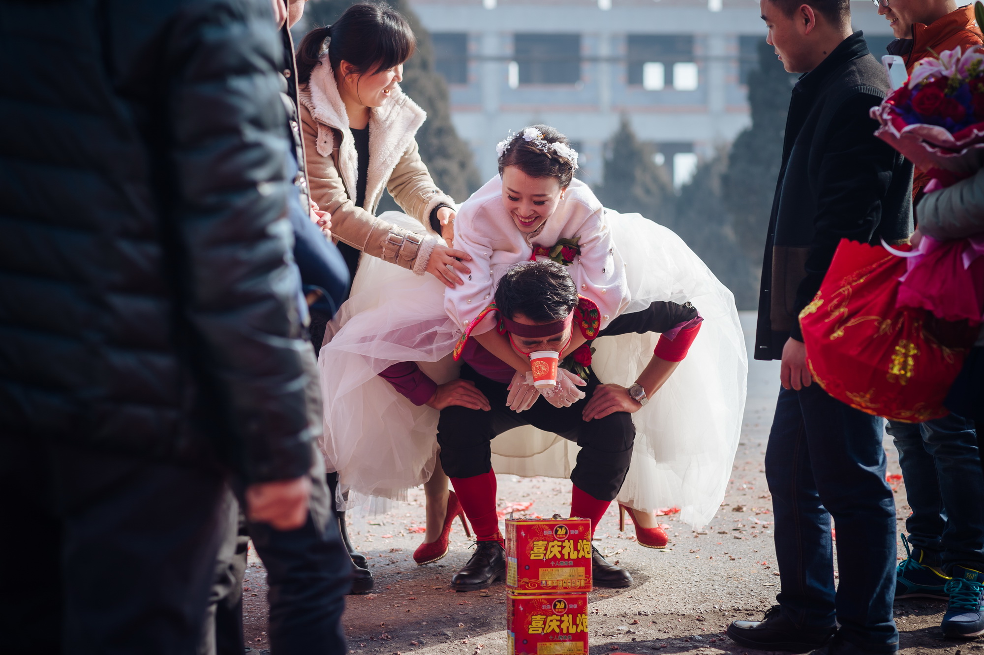 新郎来接新娘时，伴娘们要求他做100个，看到地上的白纸他懵了!