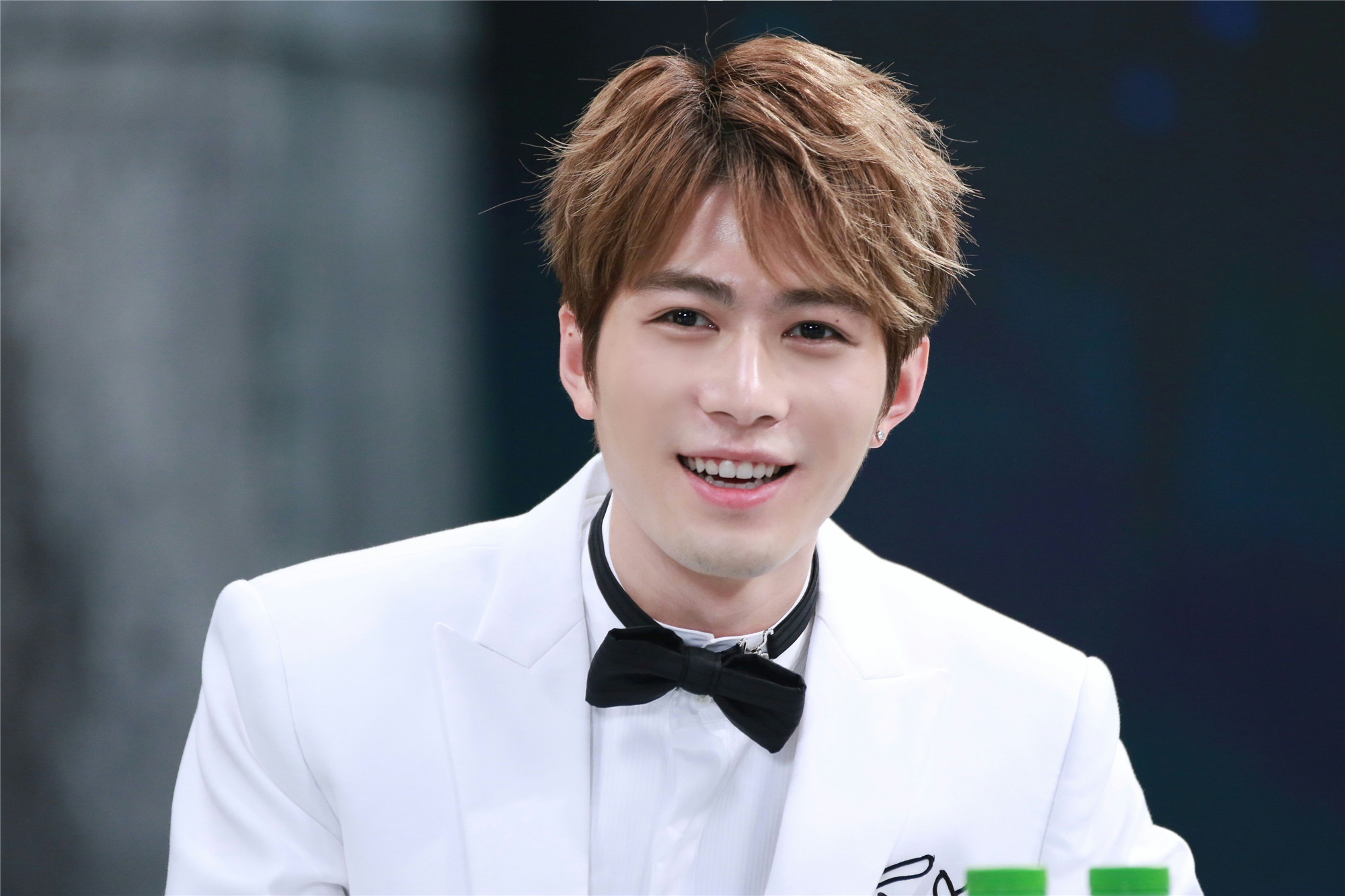 陈学冬晒帅照,扎起马尾辫依旧帅气撩人,十分文艺