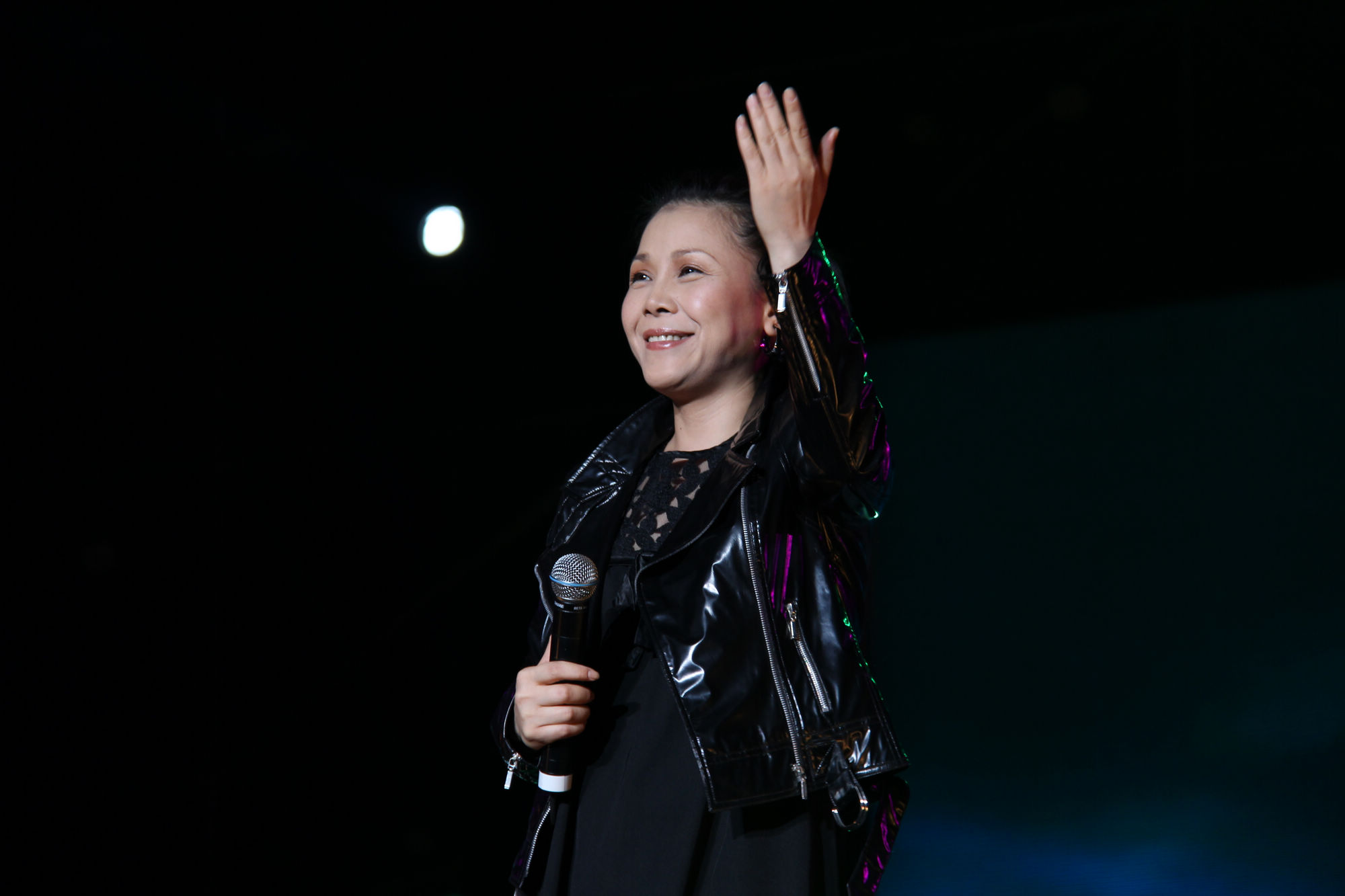 她与田震齐名!远嫁国外惨遭家暴!今在儿子介绍下再婚外国帅大叔