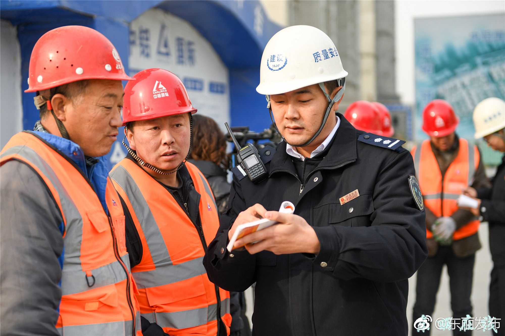 区建委检查建筑业农民工工资发放情况