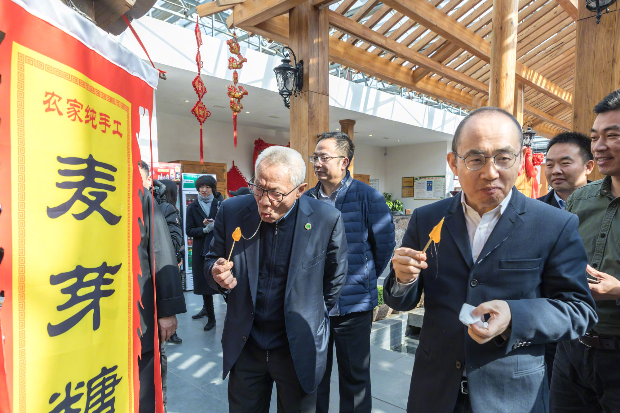 潘石屹 SOHO中国董事长关注在建业的大食堂里。