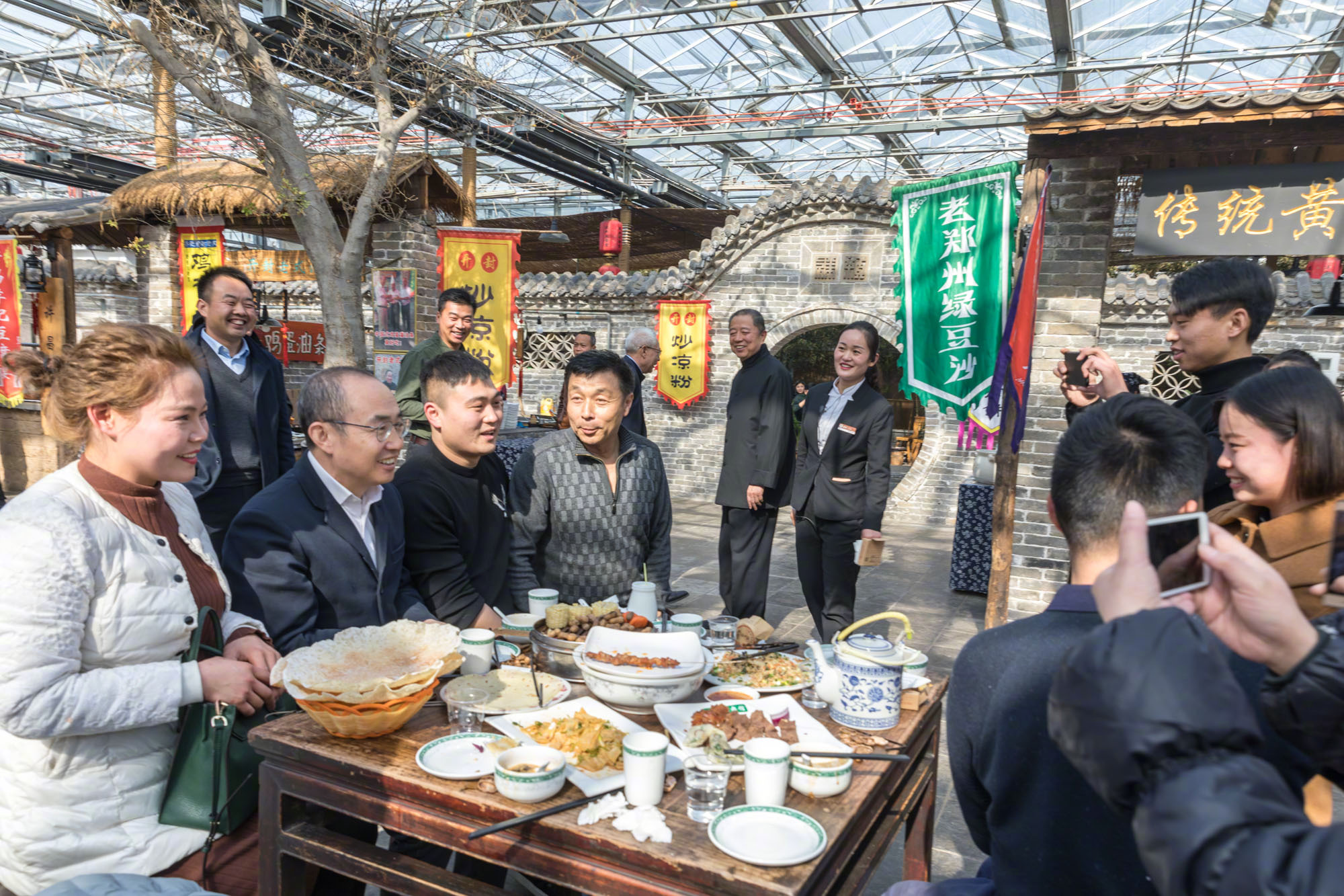 潘石屹 SOHO中国董事长关注在建业的大食堂里。