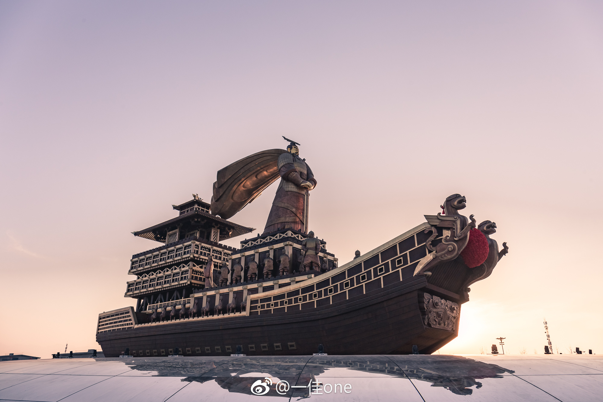 西安昆明池景区内新建的一座巨型的汉武帝操练水军雕塑_新浪看点