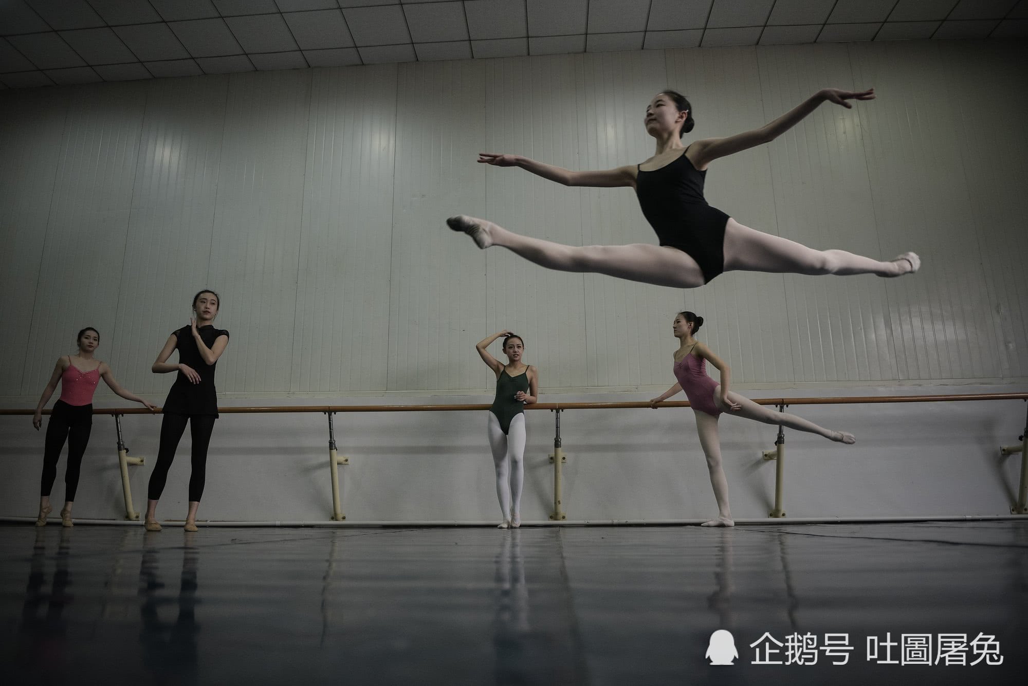 亚洲女人在芭蕾舞扶手上劈叉。高清摄影大图-千库网