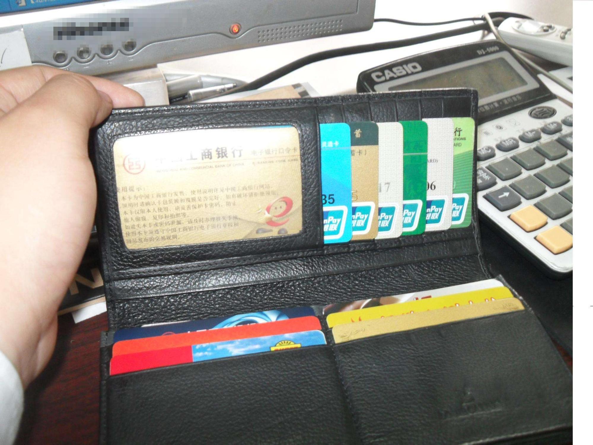 幼儿园让小朋友画家长银行卡颜色,孩子拿出黑