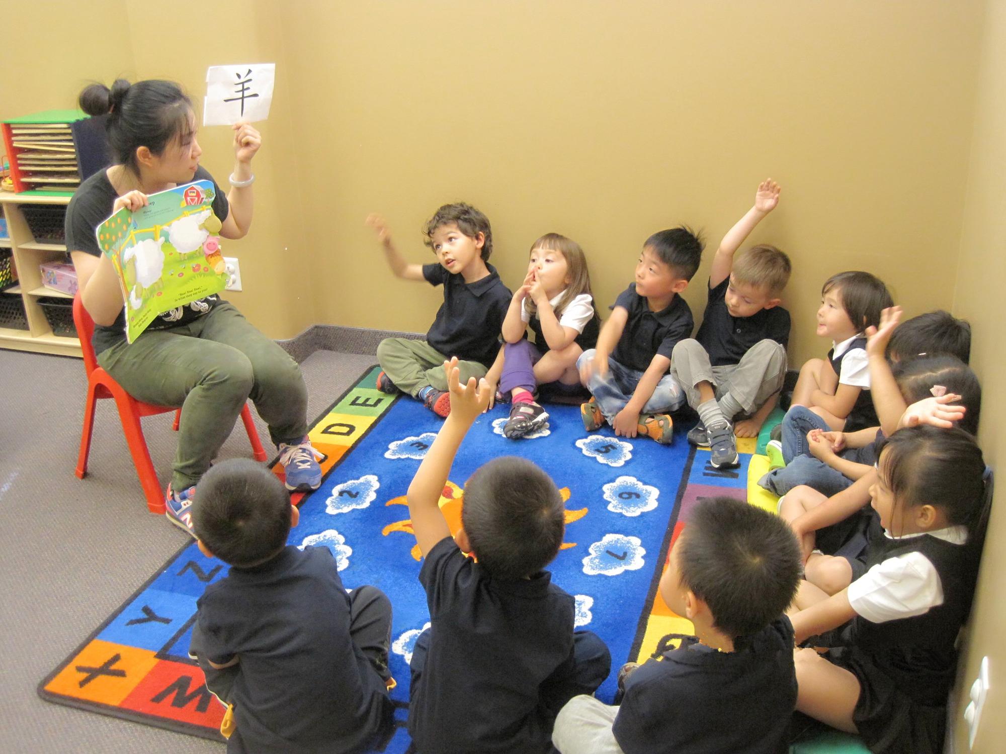 幼儿园让小朋友画家长银行卡颜色,孩子拿出黑