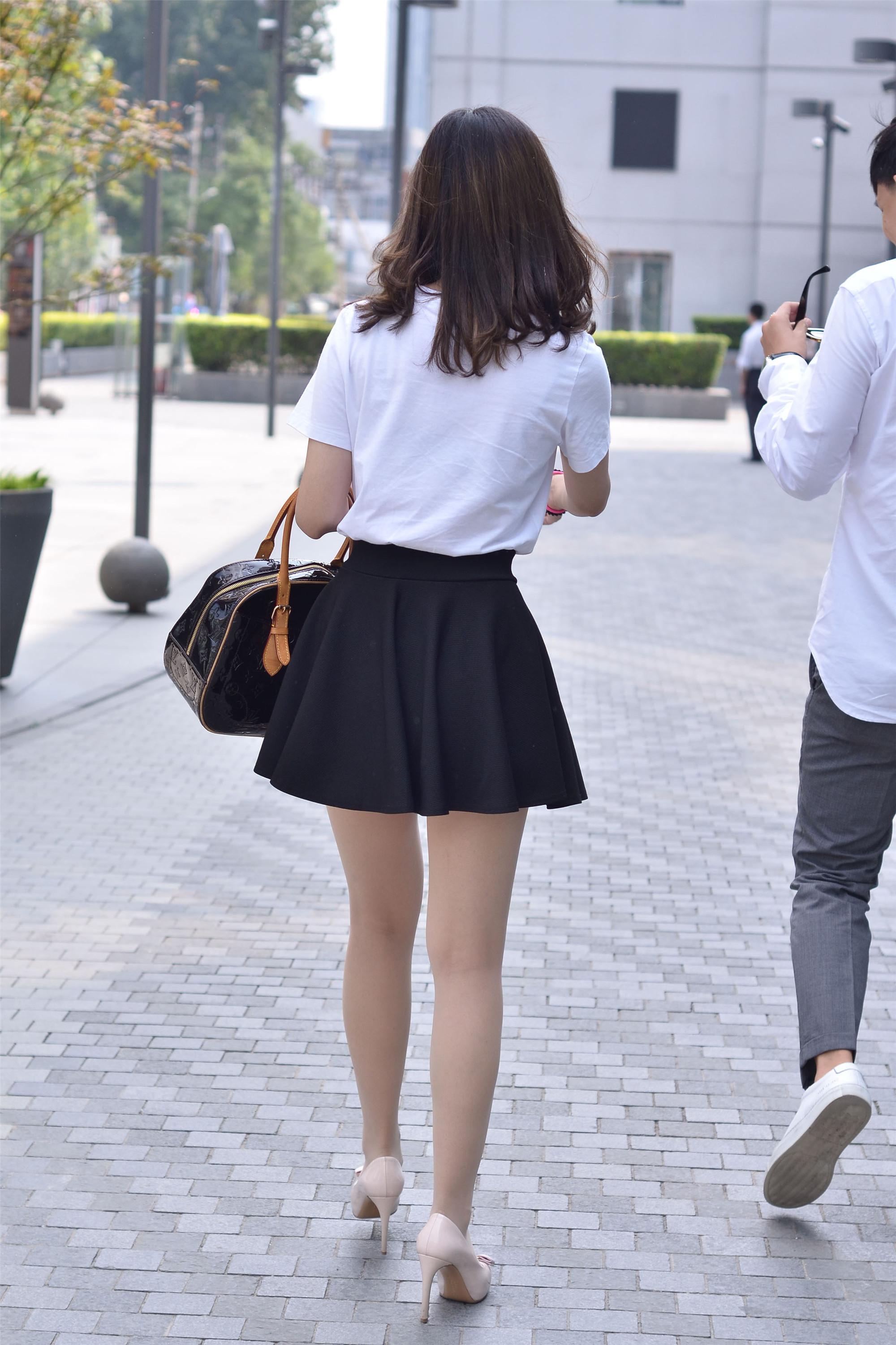 街拍:白体恤与小黑裙，搭配出一个精致小女人