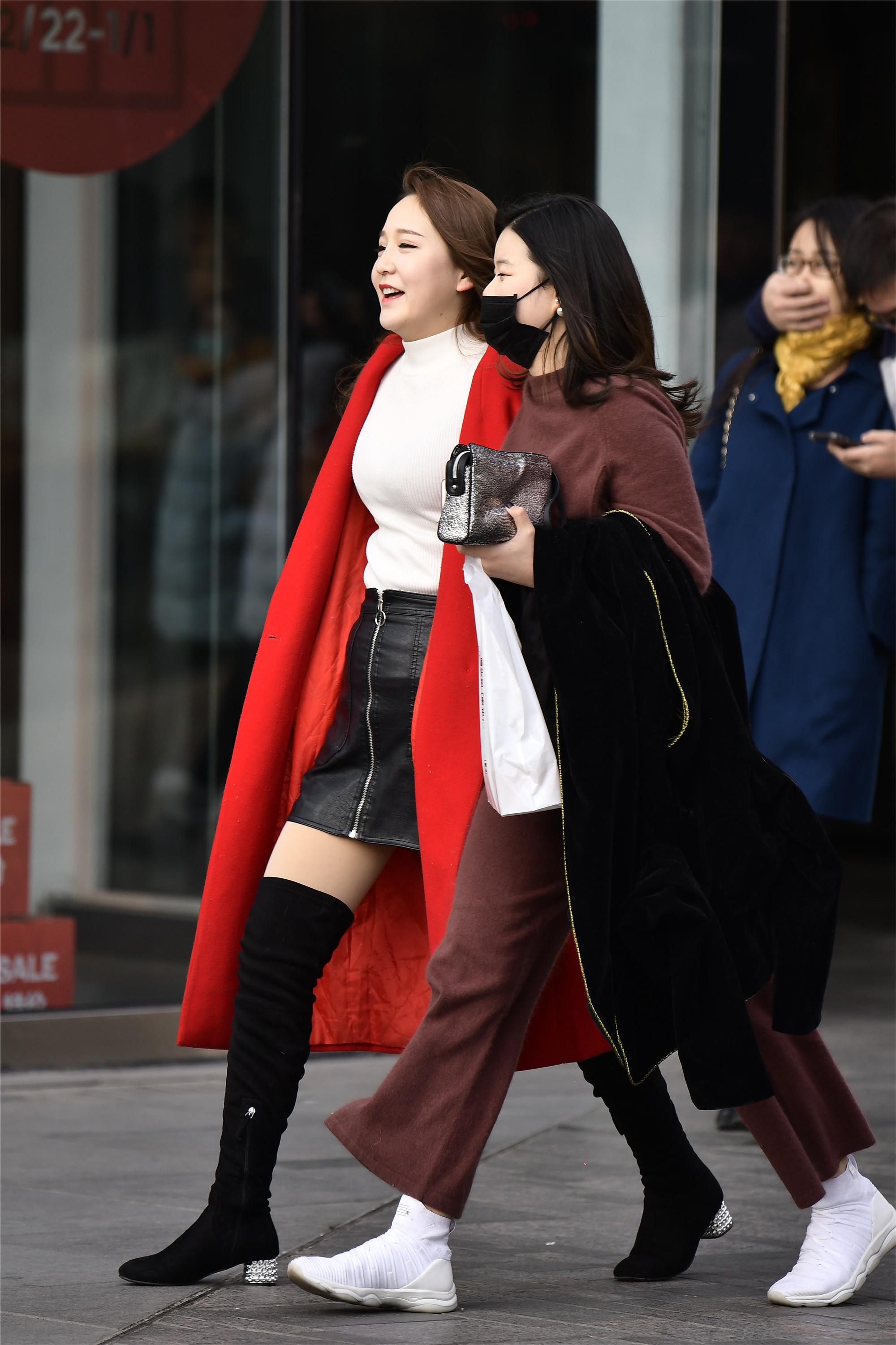 街拍:姑娘在冬天很喜欢穿着长靴出行