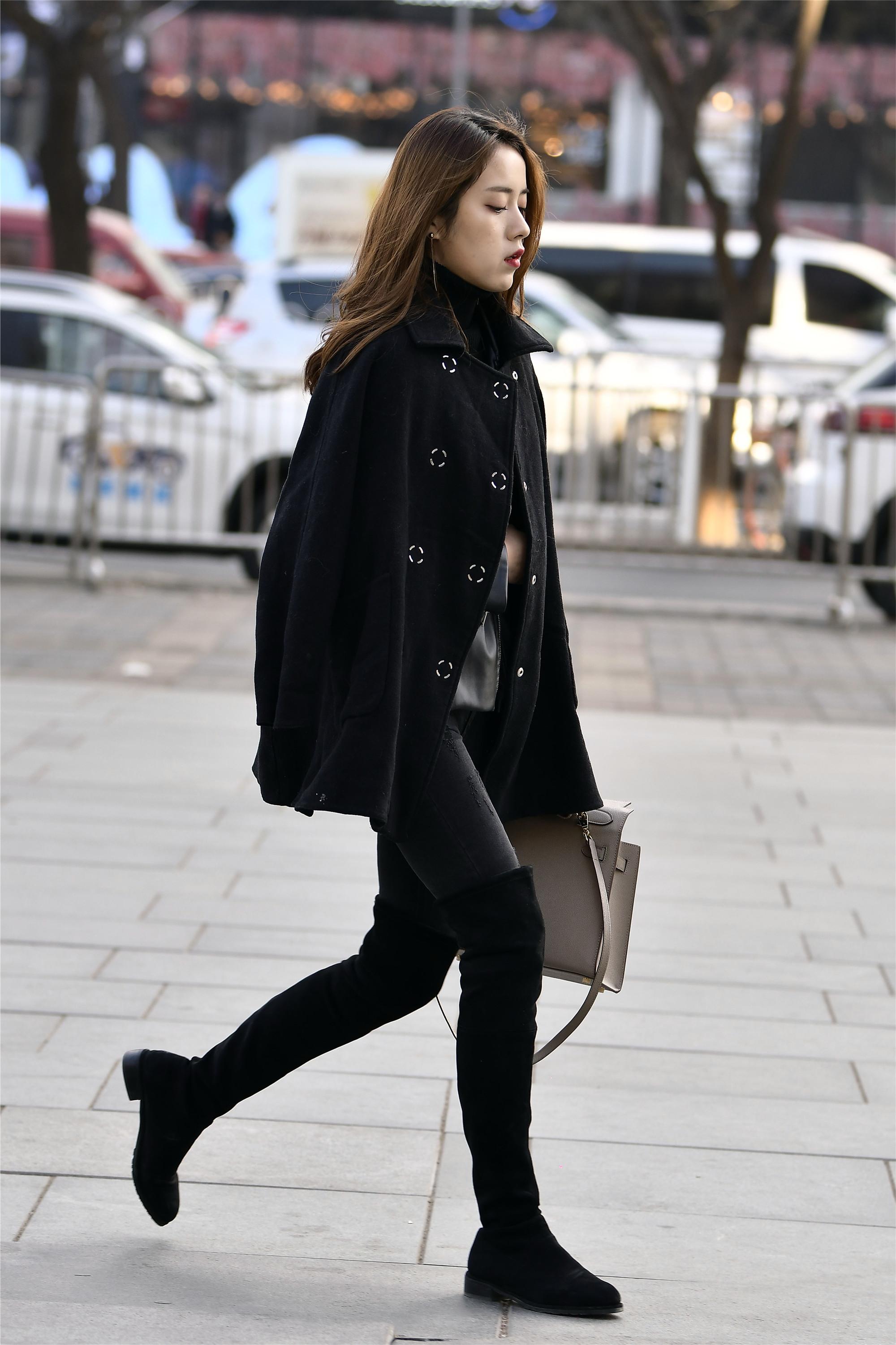 街拍:姑娘在冬天很喜欢穿着长靴出行