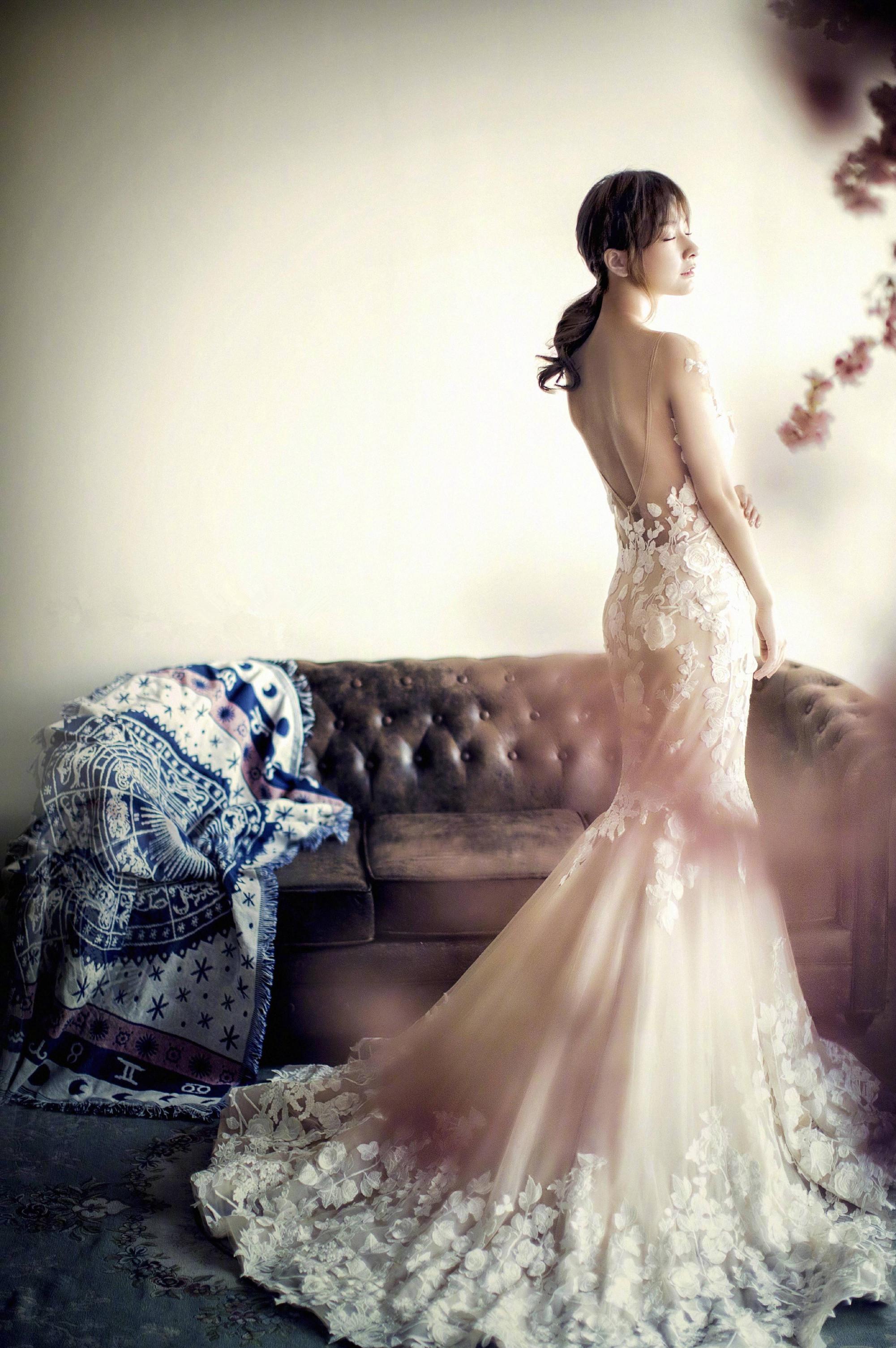 吴昕2018首次杂志封面!婚纱主题，大秀美背