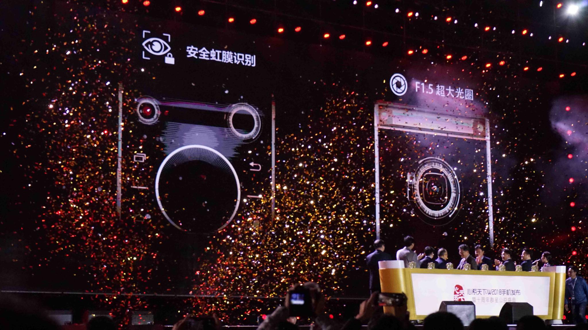 三星顶尖旗舰W2018发布 最强手机光圈+ Bixb