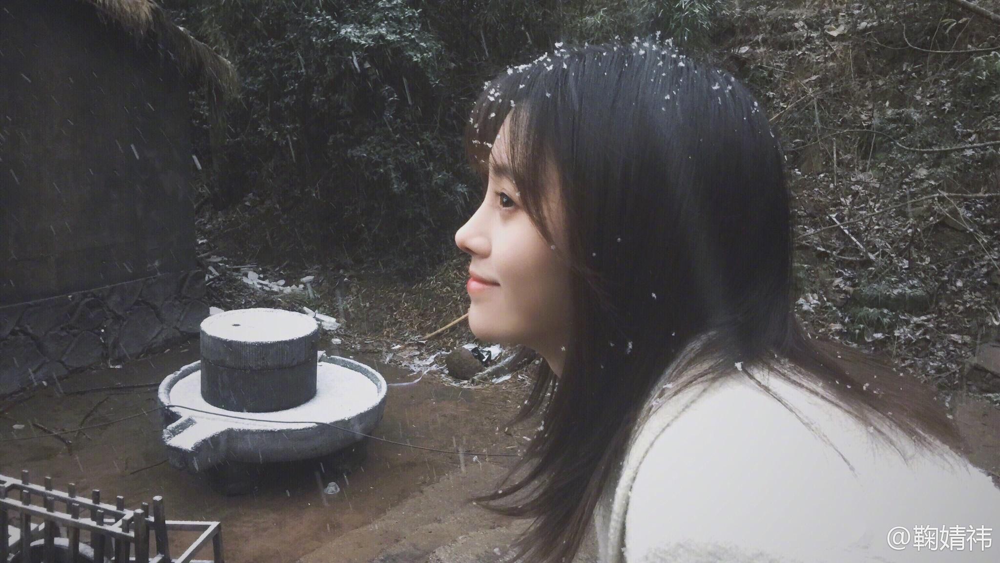 鞠婧祎和蒋欣同晒在雪中的笑容 各自展现了不一样的美