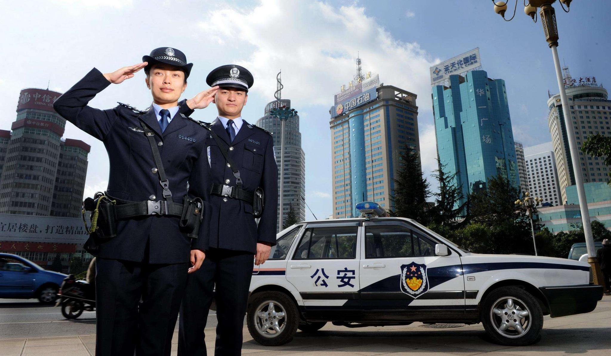 男子被卡高空 民警徒手掰防盗窗施救