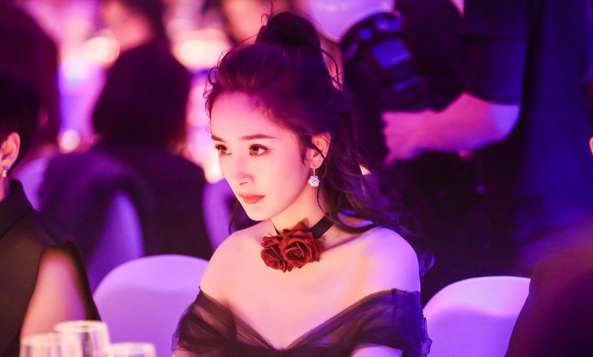 杨幂唐嫣同台毫无互动，当初的唯一伴娘也成了塑料姐妹花?