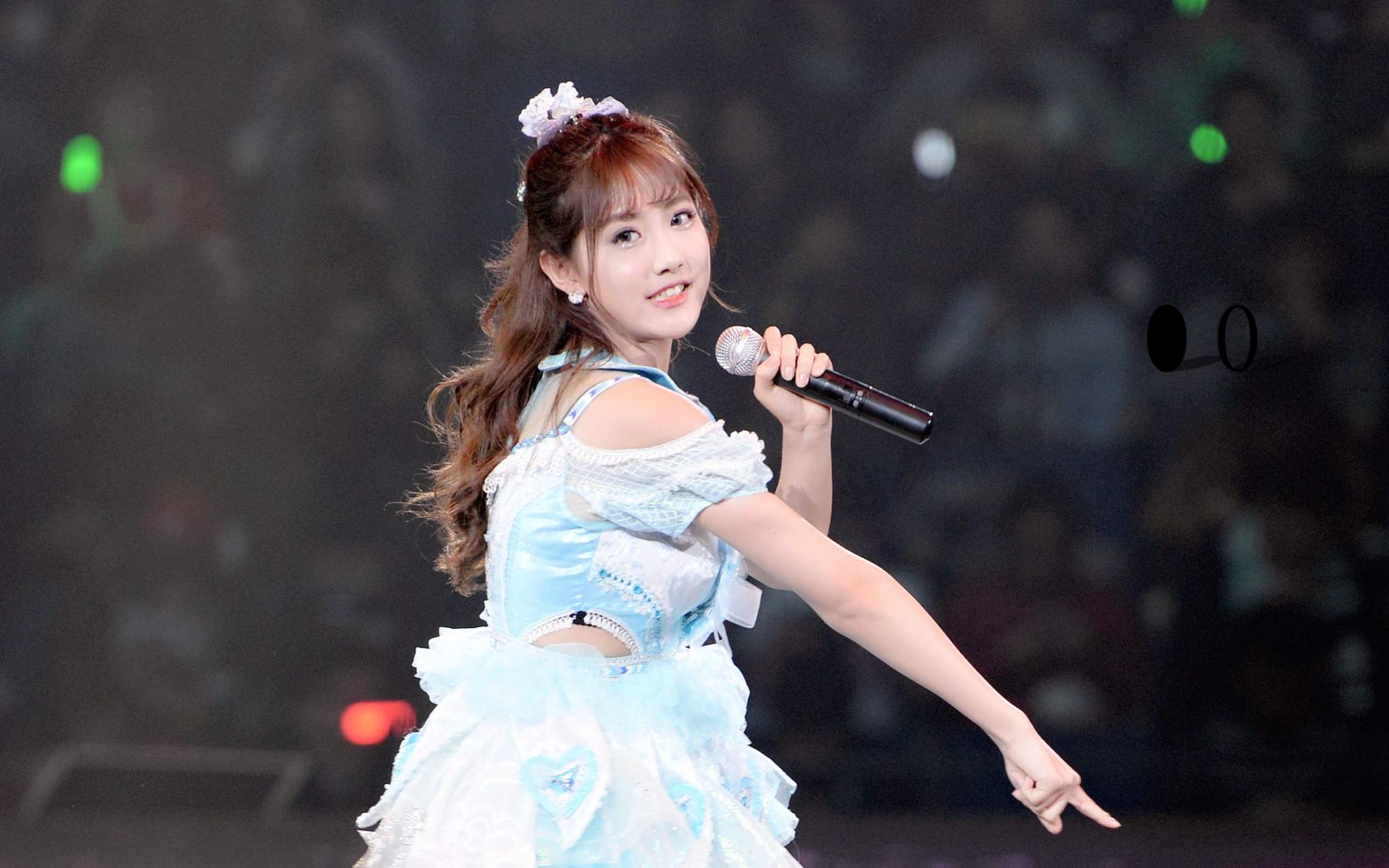 为何李艺彤唱英文歌难听?但观众还是很喜欢她