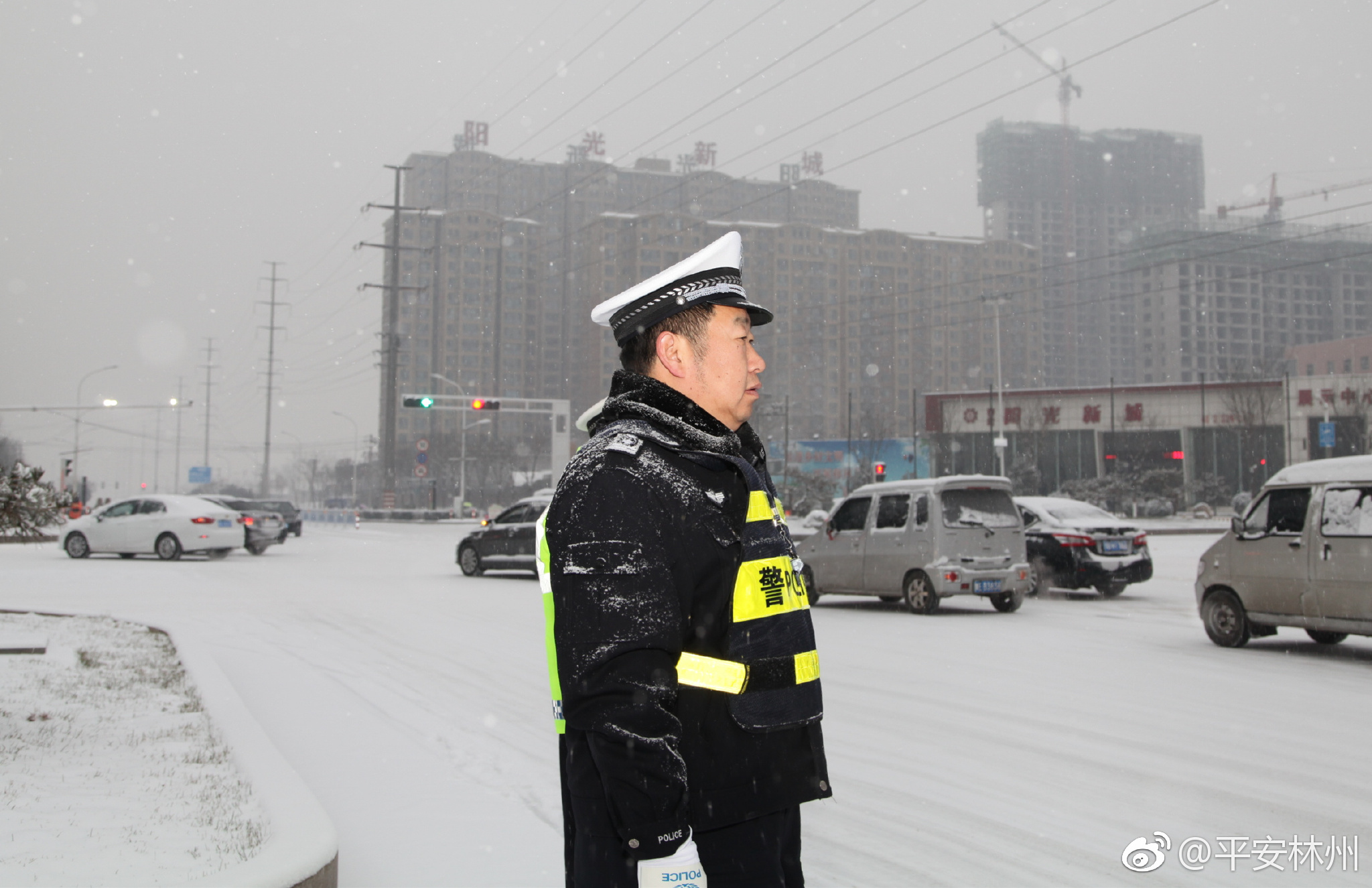 普降大雪 民警执勤保平安