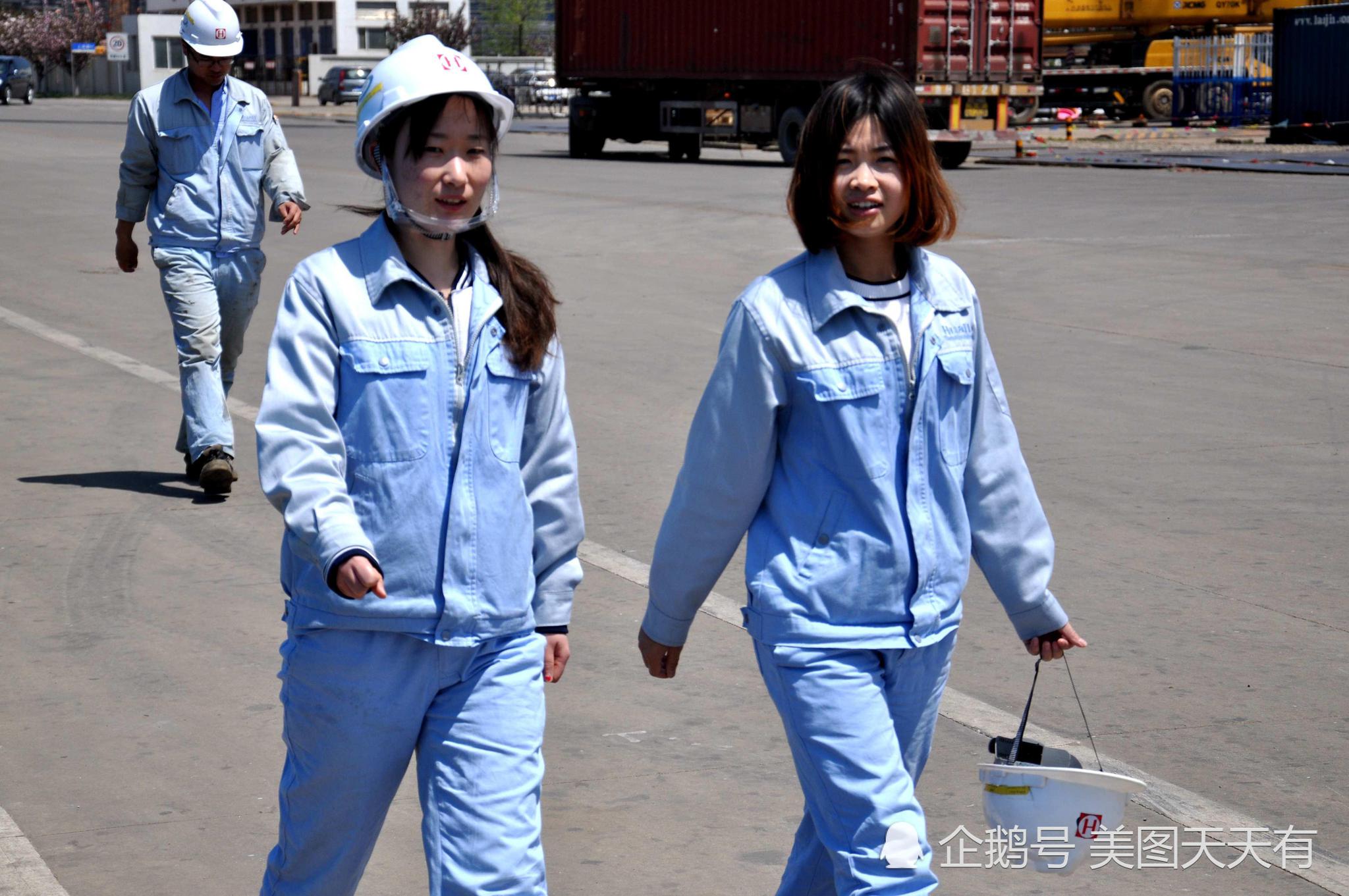 图为:2017年8月,两名女工走在就餐路途.