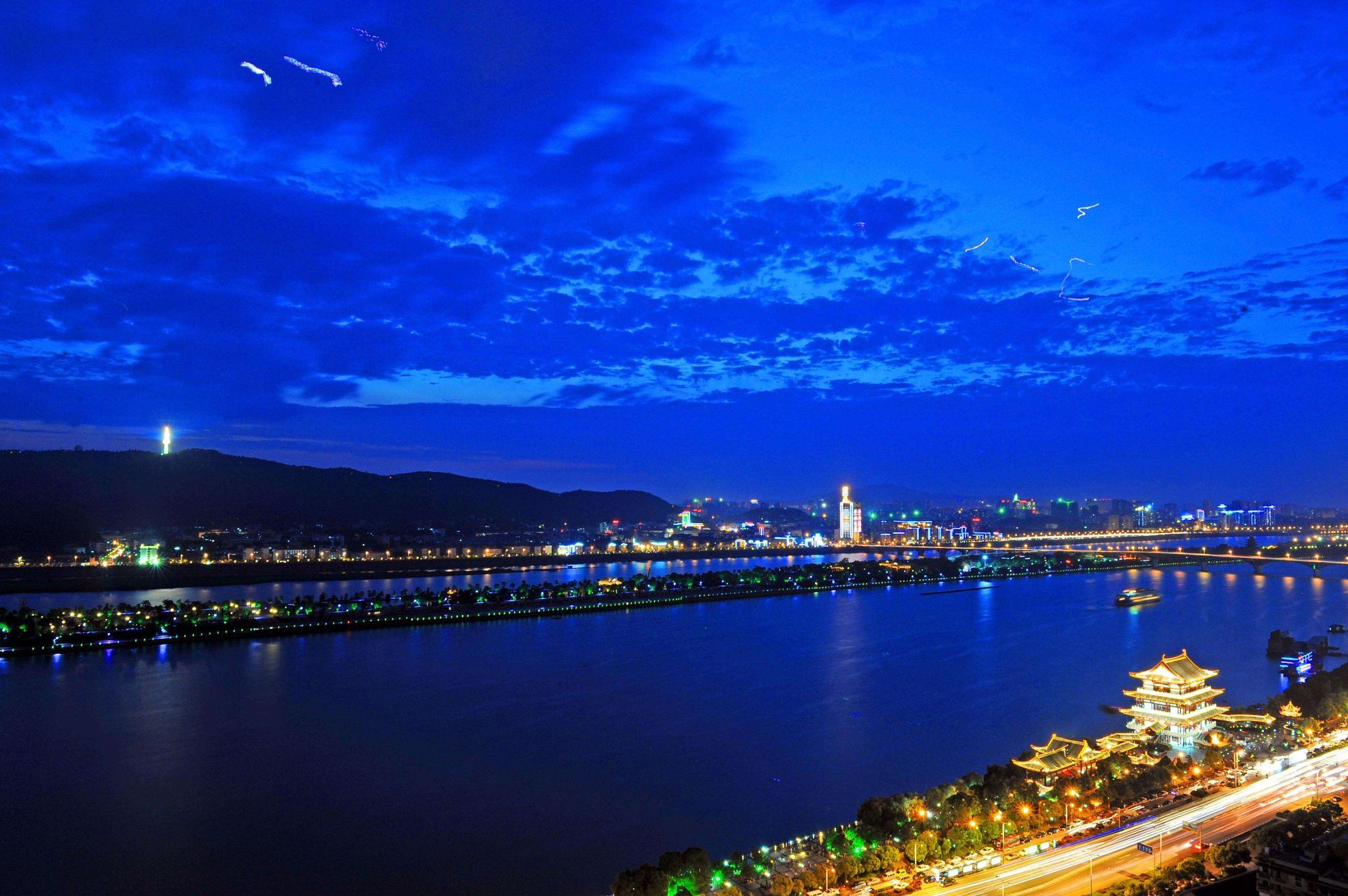 中国各大城市2017年GDP新鲜出炉,深圳爆发,超