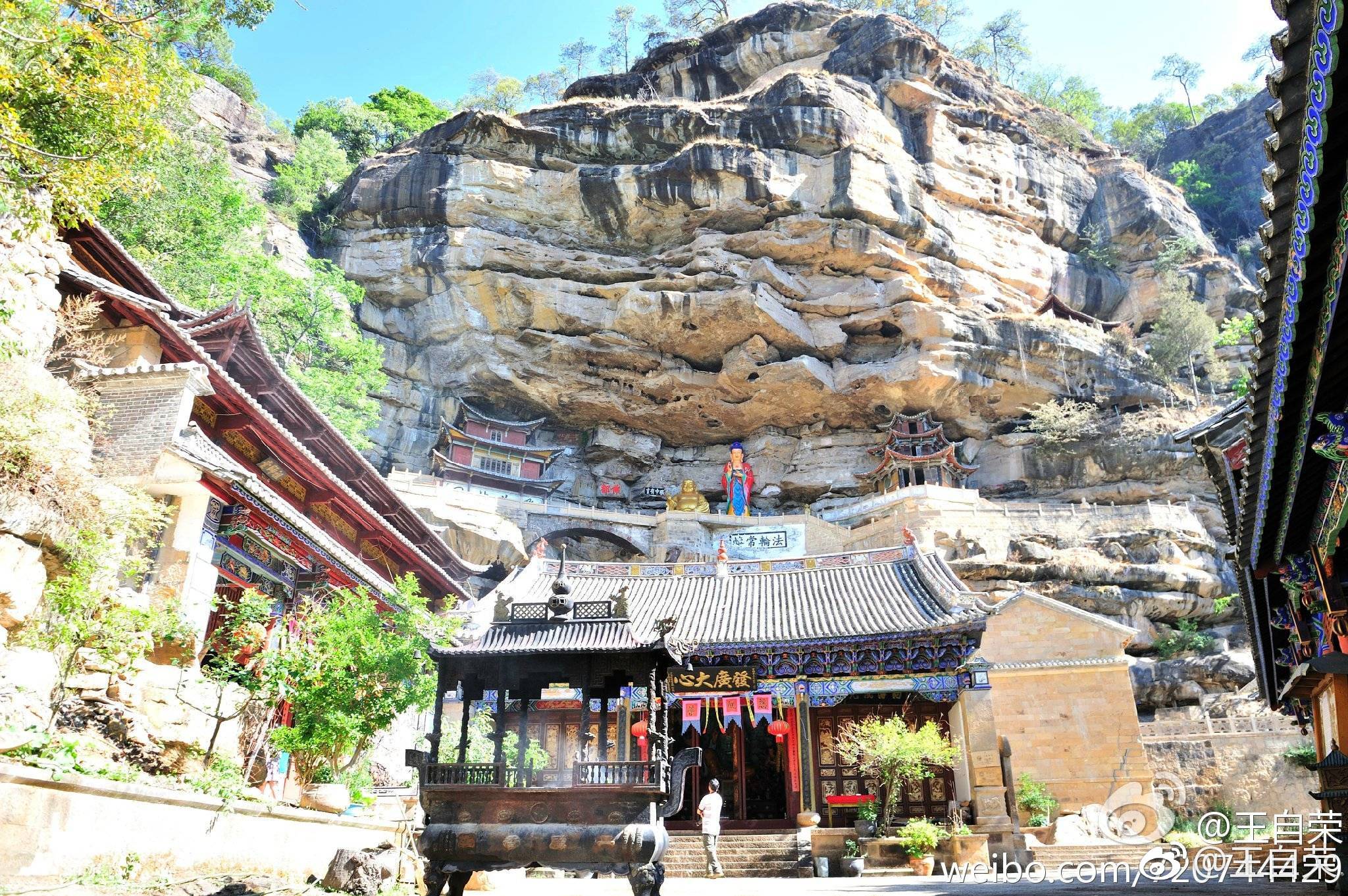 昨天,不少人发了剑川县宝相寺地藏殿火情的视频
