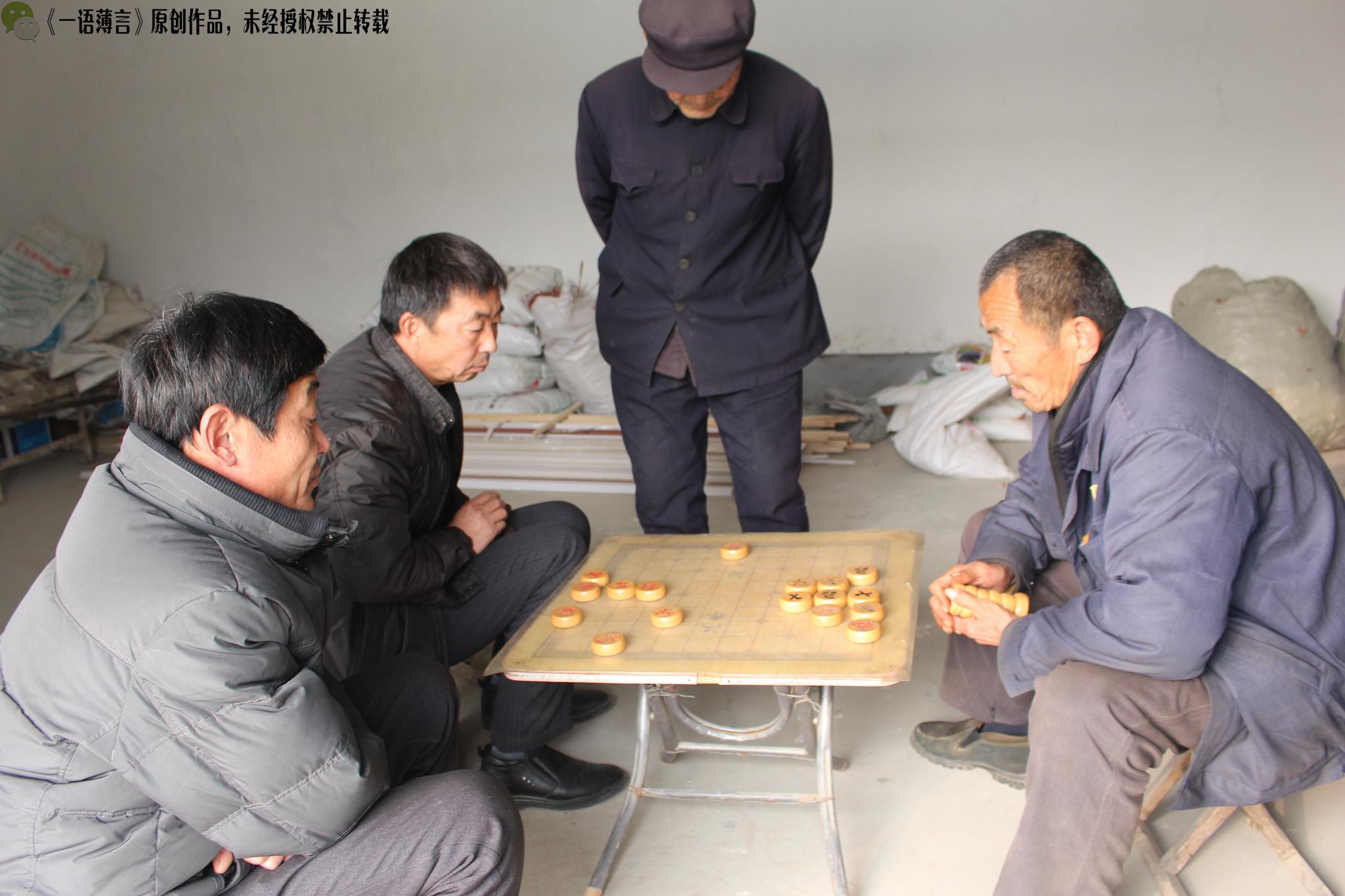 农村老人下象棋,娱乐中消遣着晚年生活