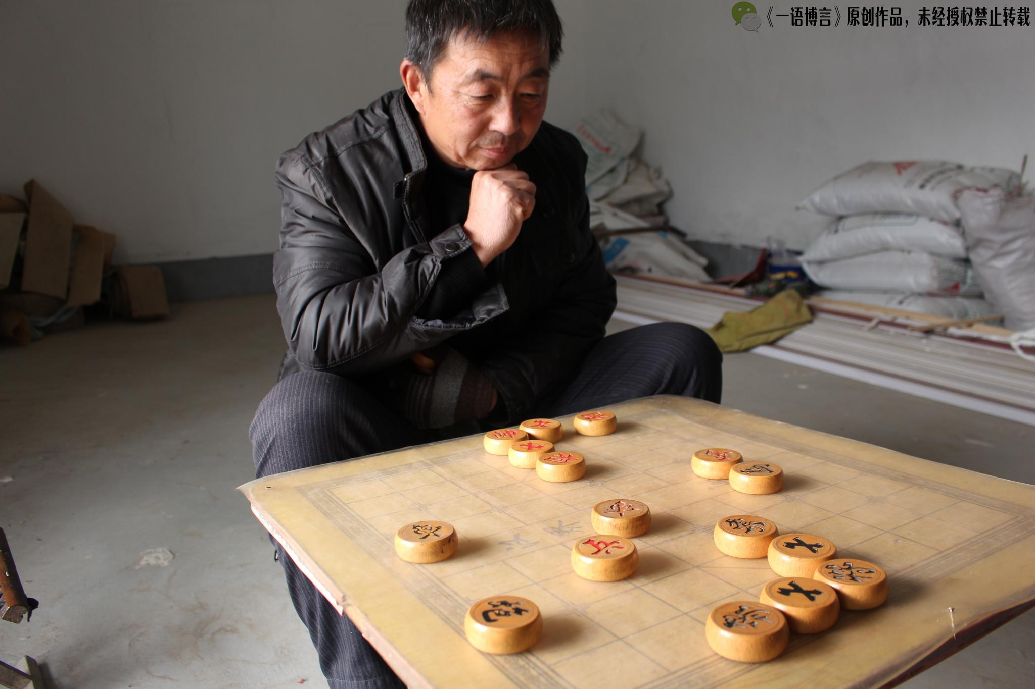 农村老人闲暇之余,下象棋成了他们解闷的好帮手