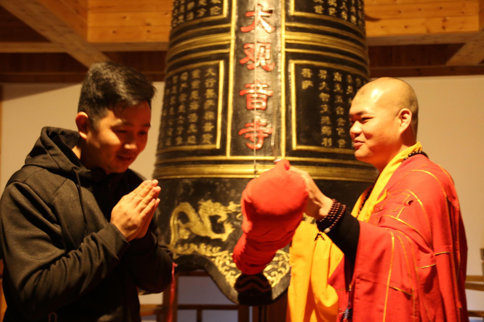 殿隆重举行2018年元旦撞钟祈福吉祥法会,法会由寺院住持常法法师主法