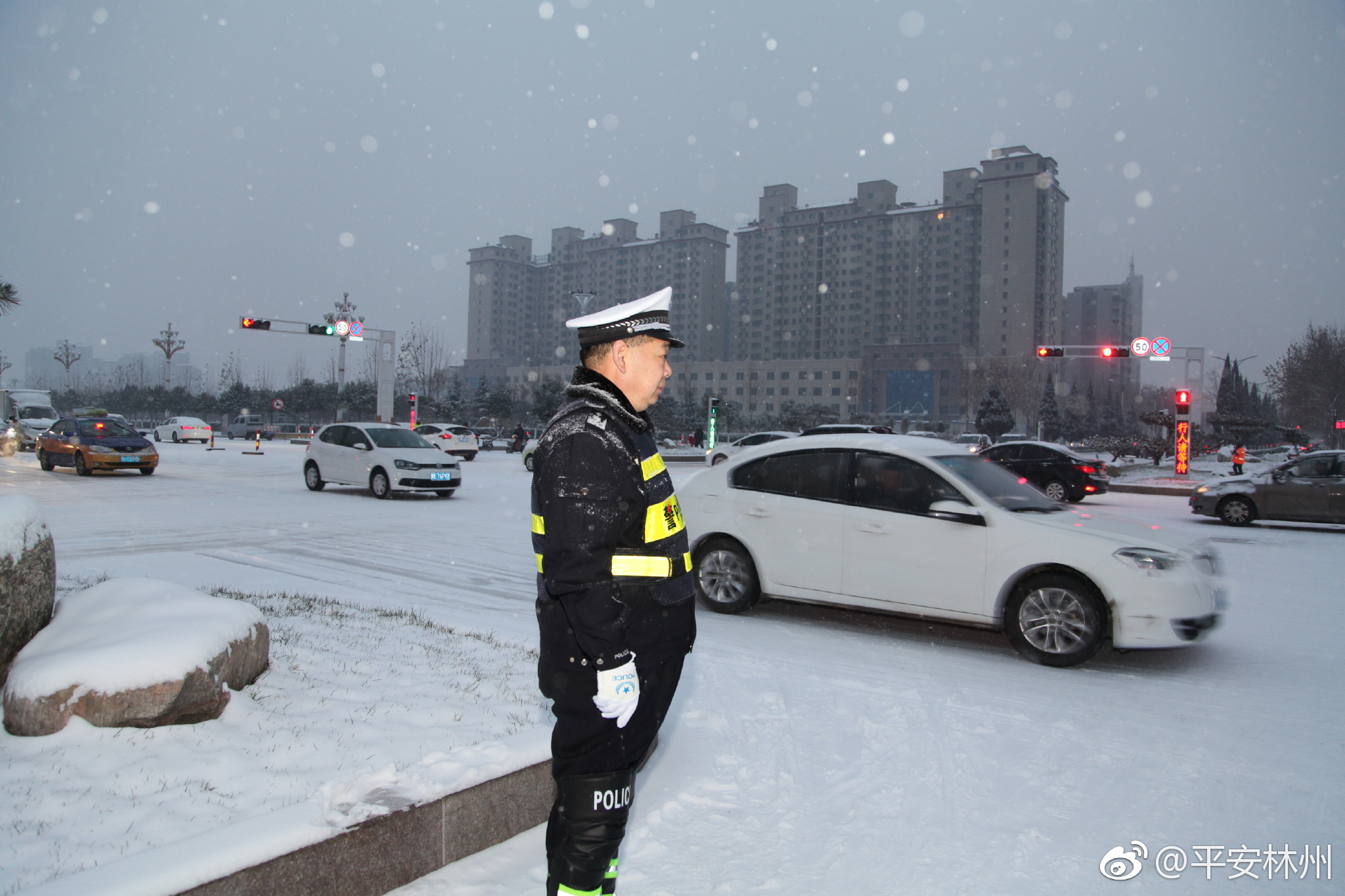 普降大雪 民警执勤保平安