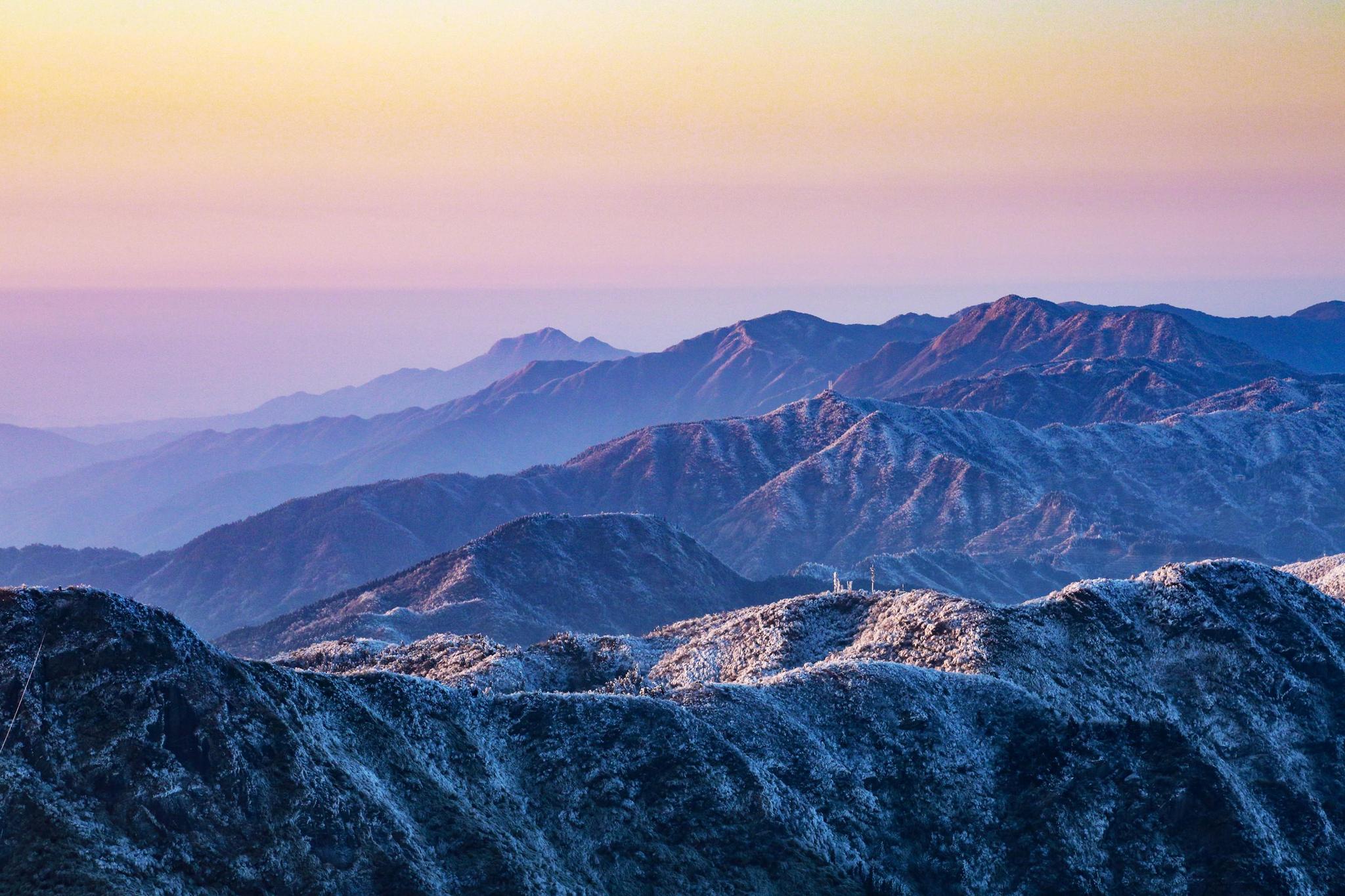 南岳衡山素有"神州最南赏雪佳处"的美誉,其独特的地理气候环境造就了