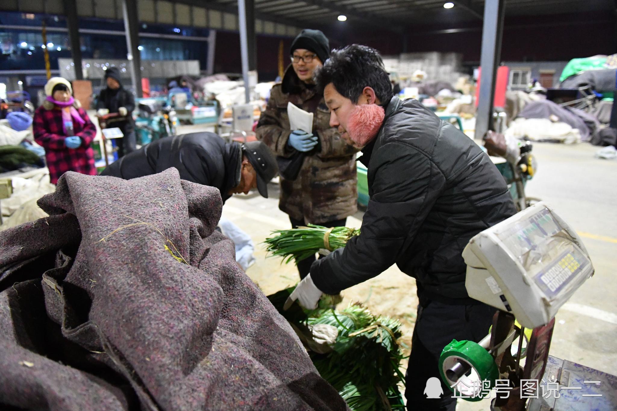 城市里的农贸批发市场,凌晨两点开市不少商贩