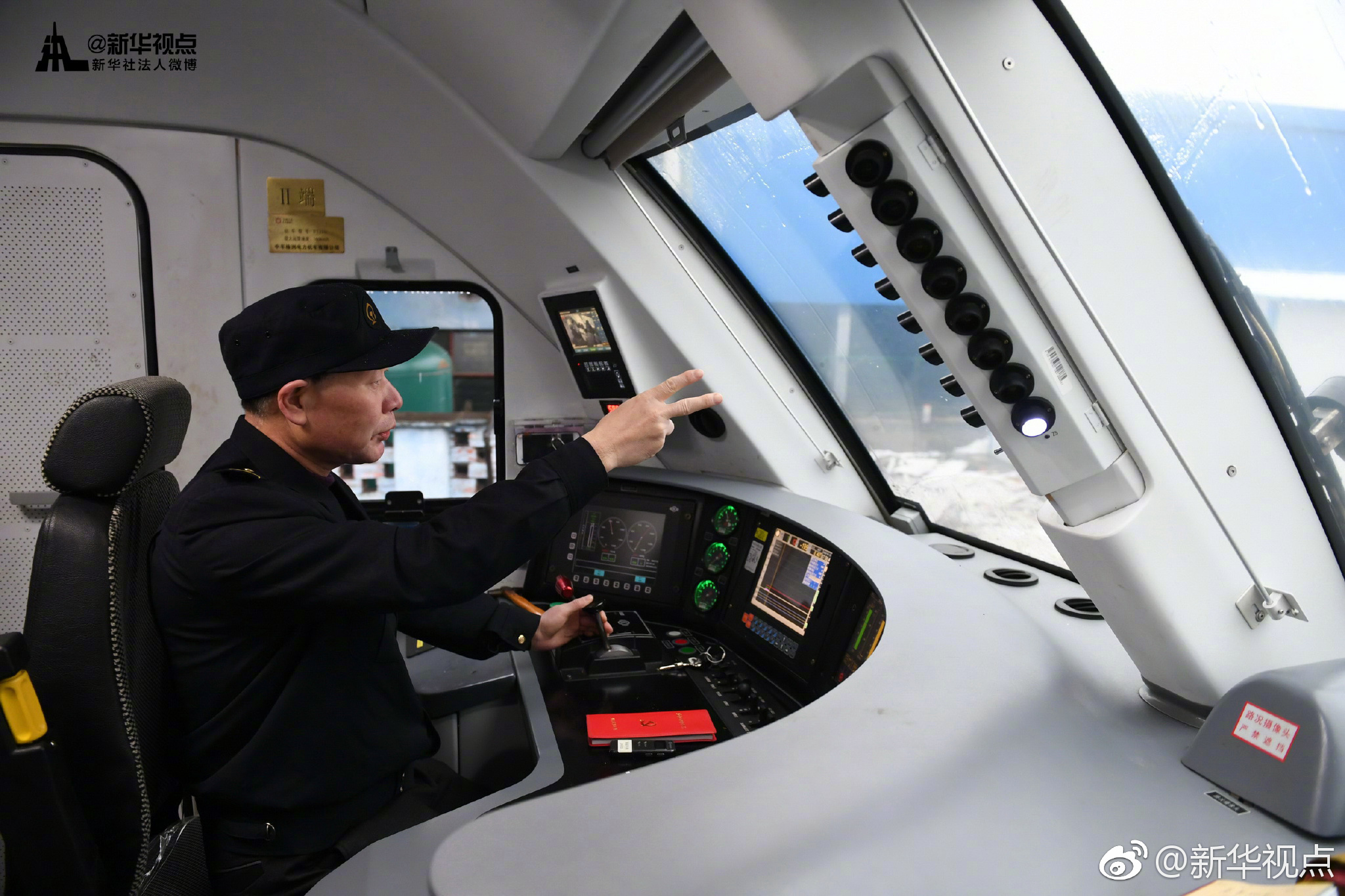 看火车司机余向阳25年,84本行车手账中的“春运印记”