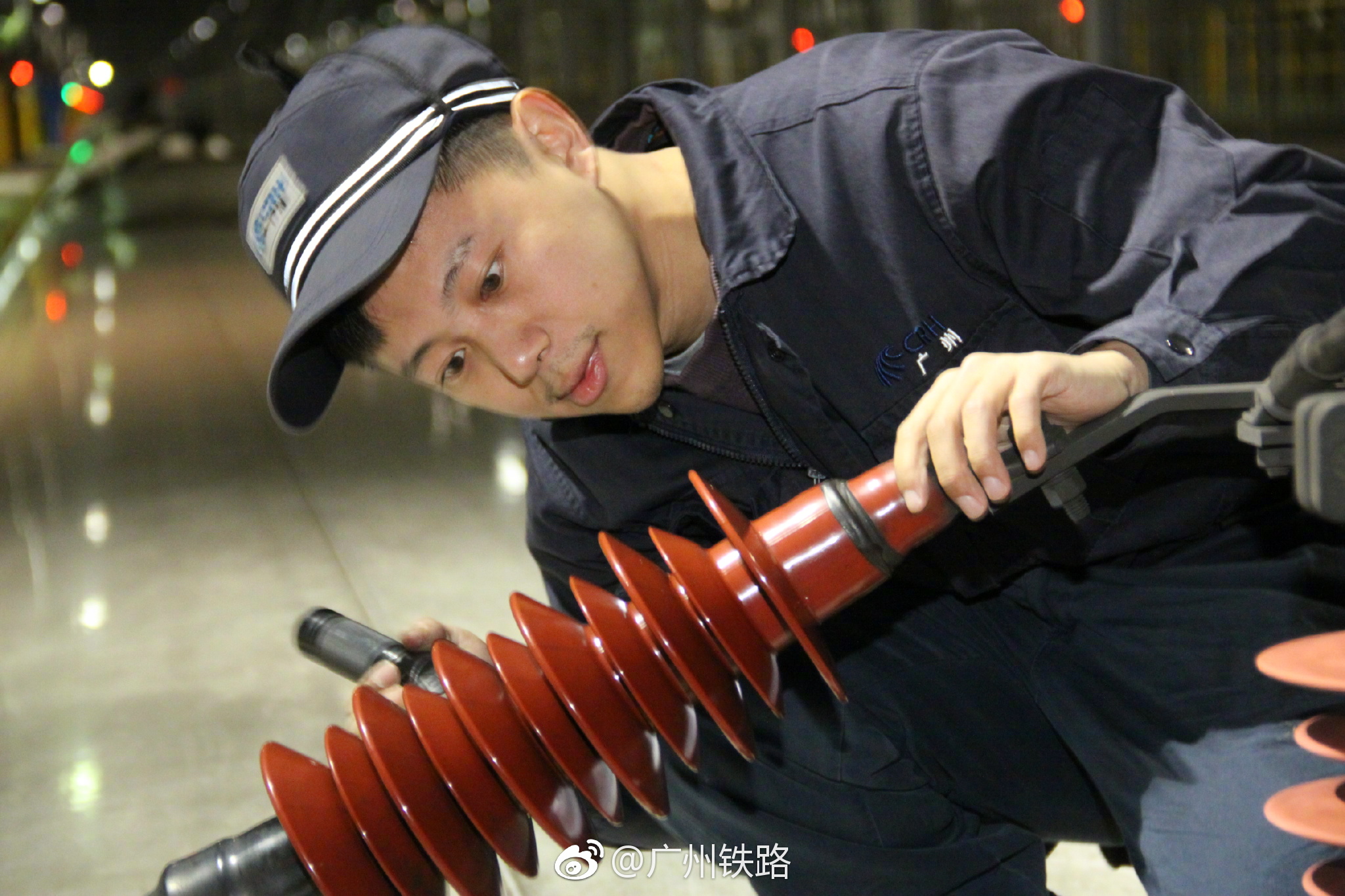 车顶上的把关人 广州动车段抓细节确保春运动