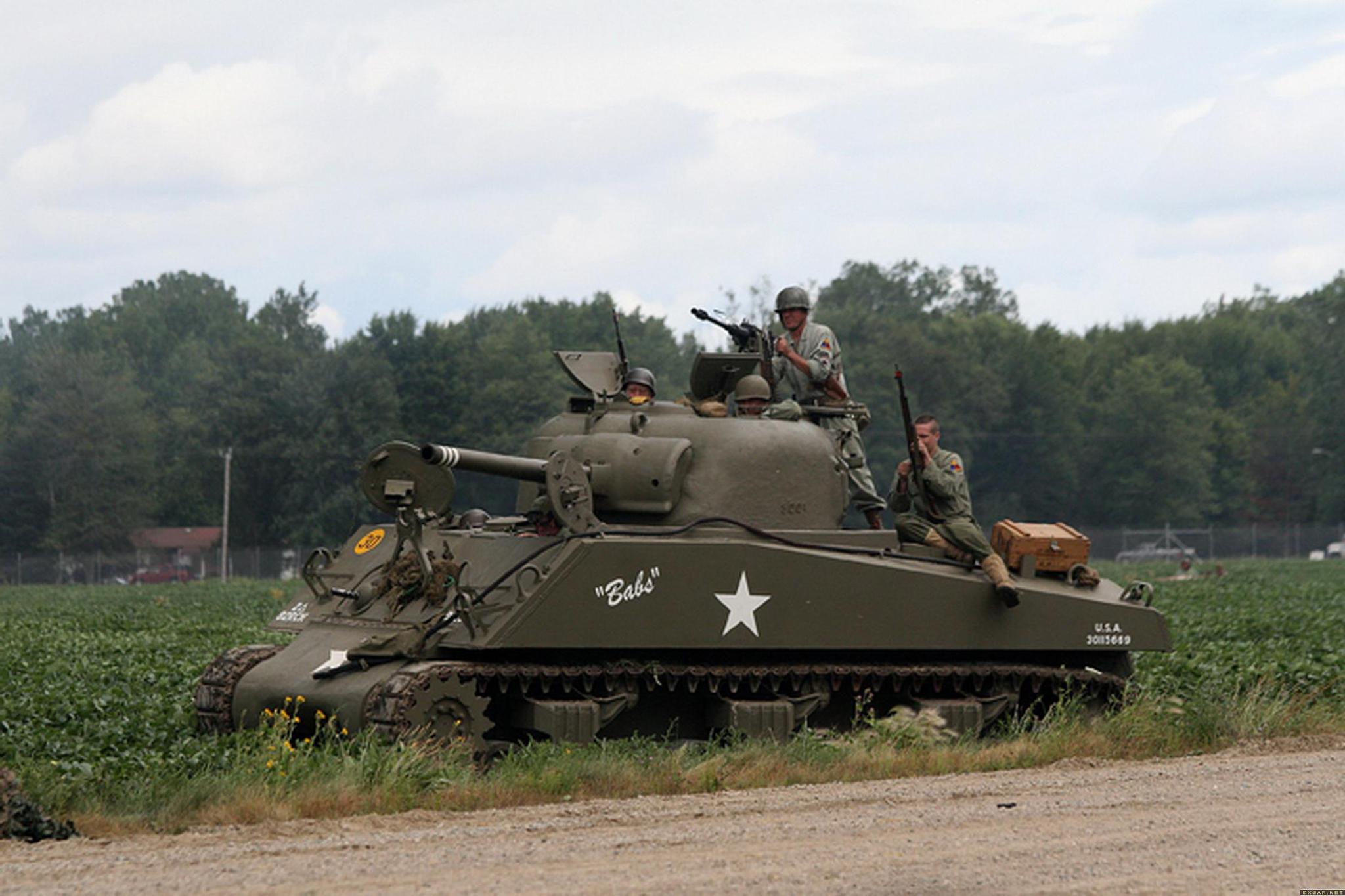 二战时，一艘德国U型潜艇被谢尔曼坦克“击中”，且还是在大海上