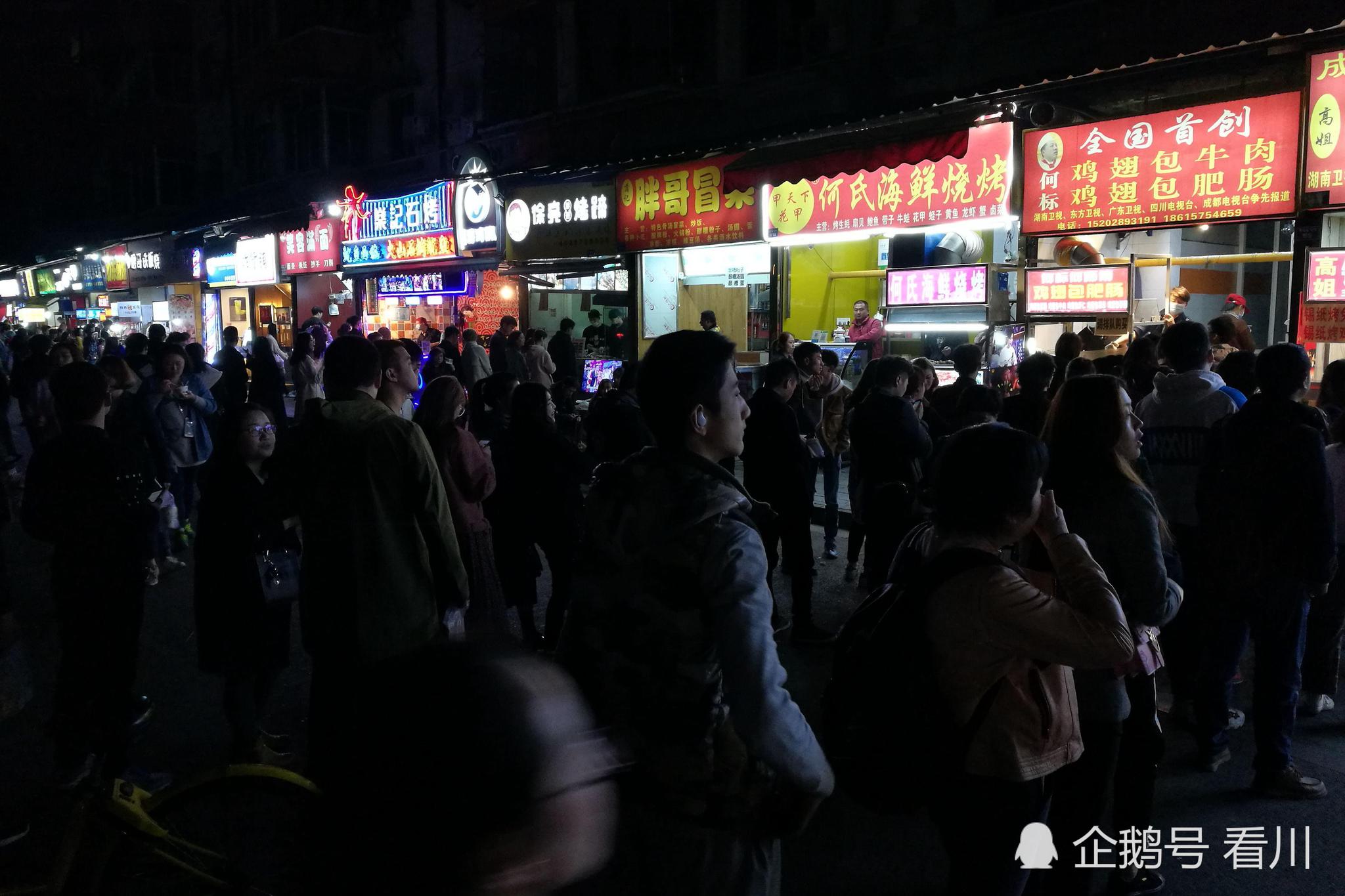 大学校园外现"最牛小吃街",每天排队从白天排到晚上
