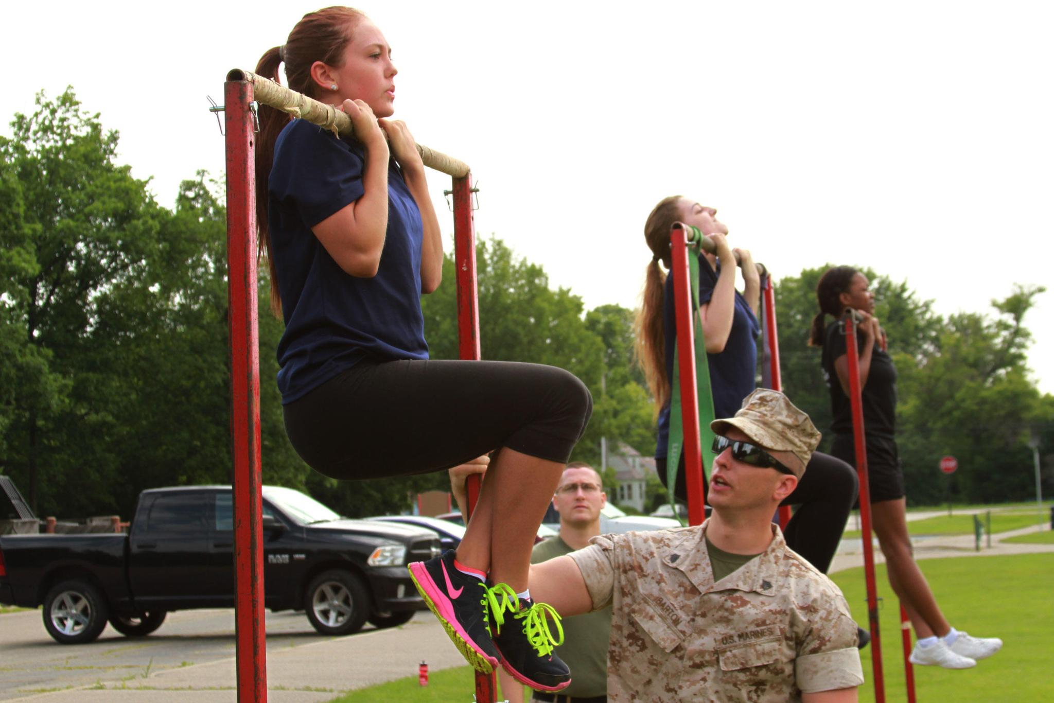 美国海军陆战队女新兵招募训练 她们都经历了什么？|海军陆战队|新兵|训练_新浪网