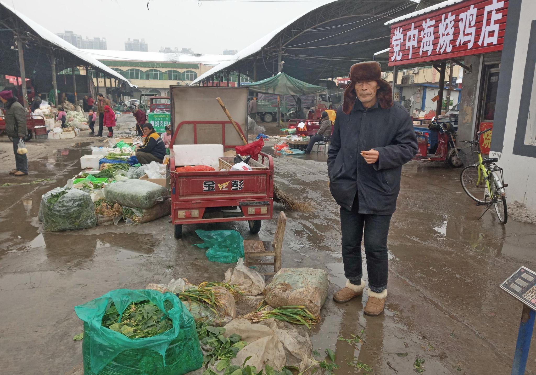 卖菜大爷很疑惑:今天为何多人排队买菜,有人一次竟然买十斤菠菜