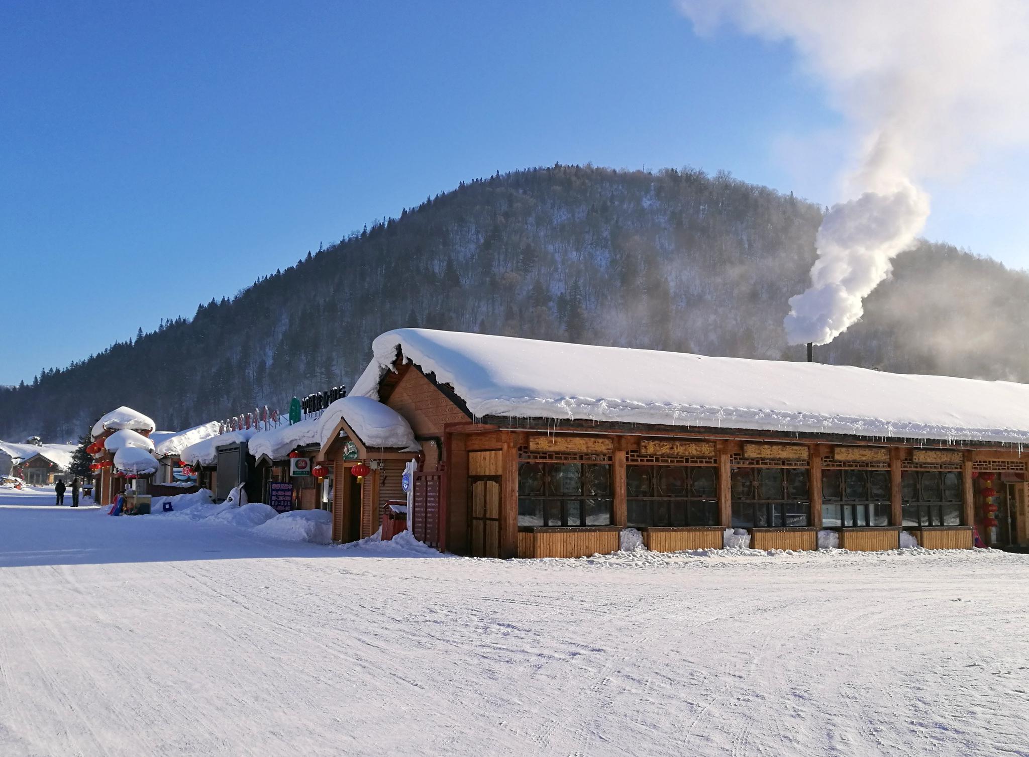 清晨的雪乡格外迷人，和煦的阳光，厚厚的积雪。