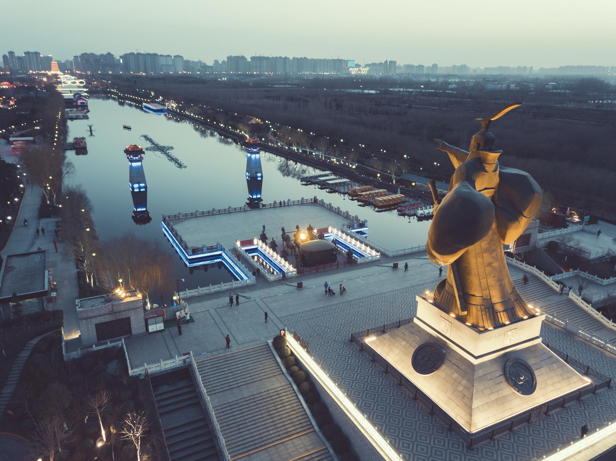 西安汉城湖景区汉武帝换“帝王光”，重现帝王风采