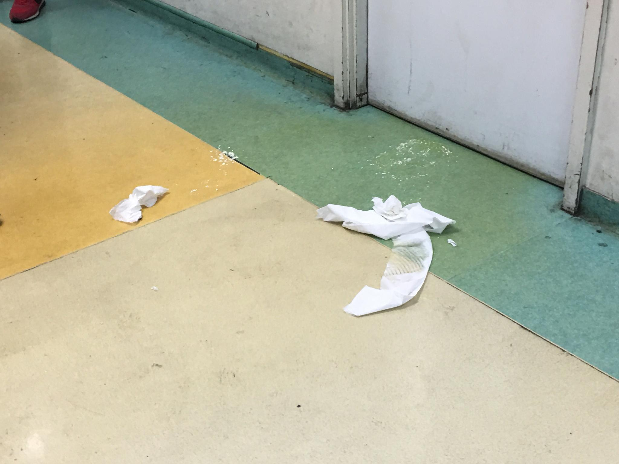 孩子哭闹呕吐一地,家长无视污物起身离去_新浪看点