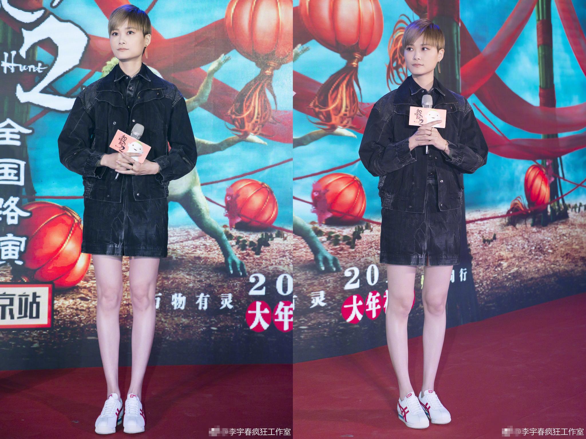 李宇春大秀纤细美腿,身穿短裙女人味十足