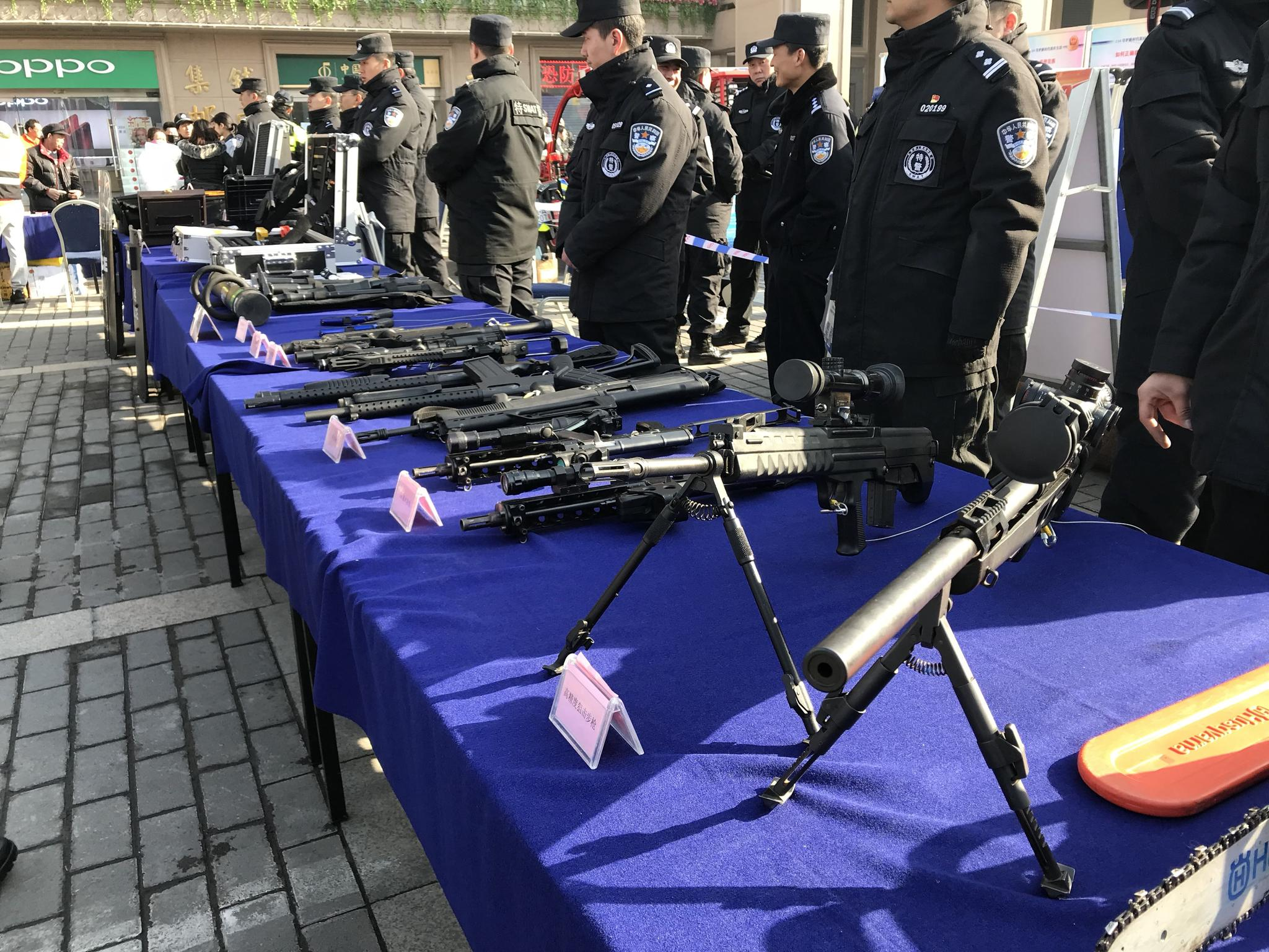 110宣传日公安特警展示武器装备