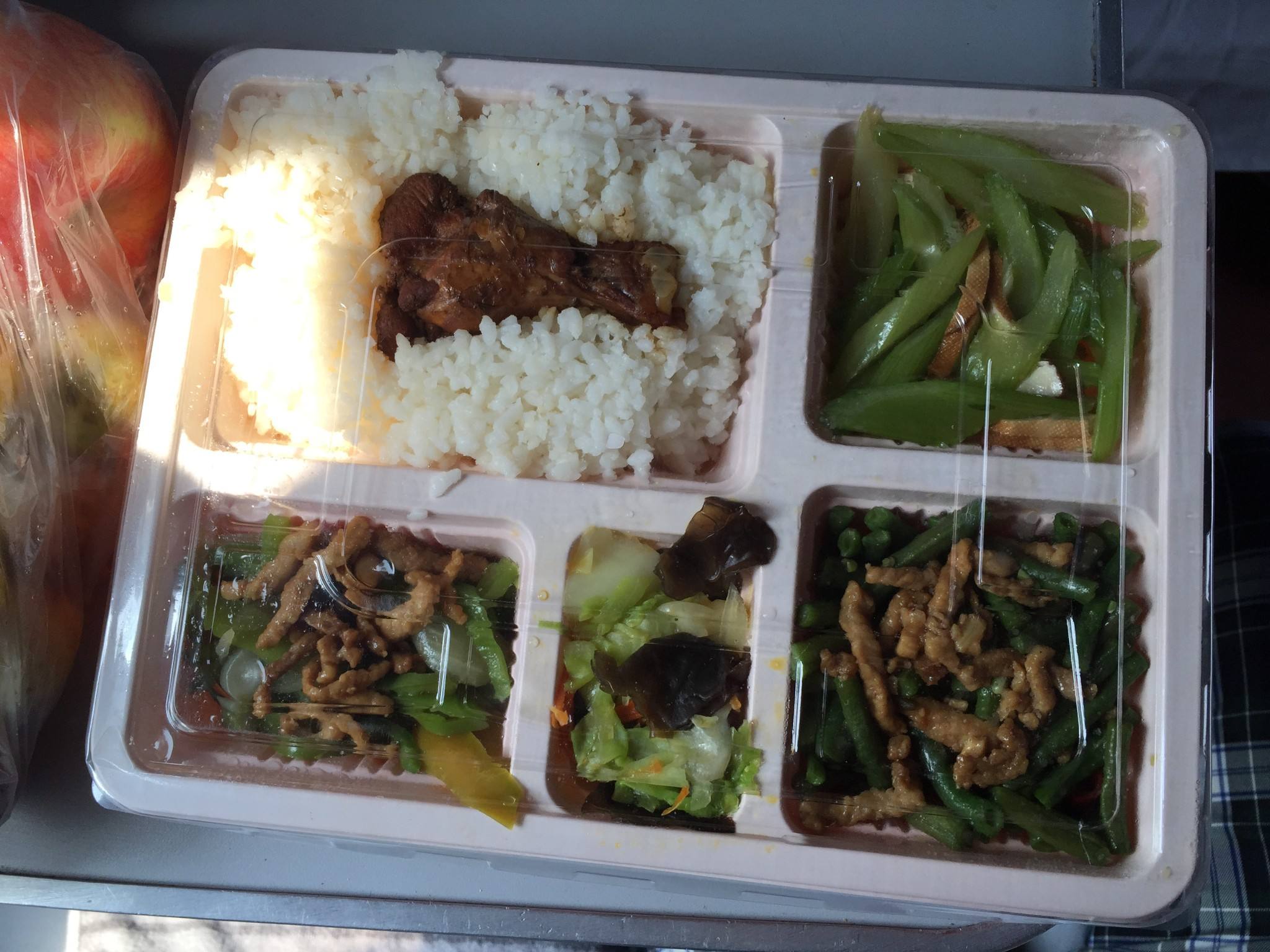 中国春运火车上的盒饭!这样的搭配,你觉得30元一盒贵吗?