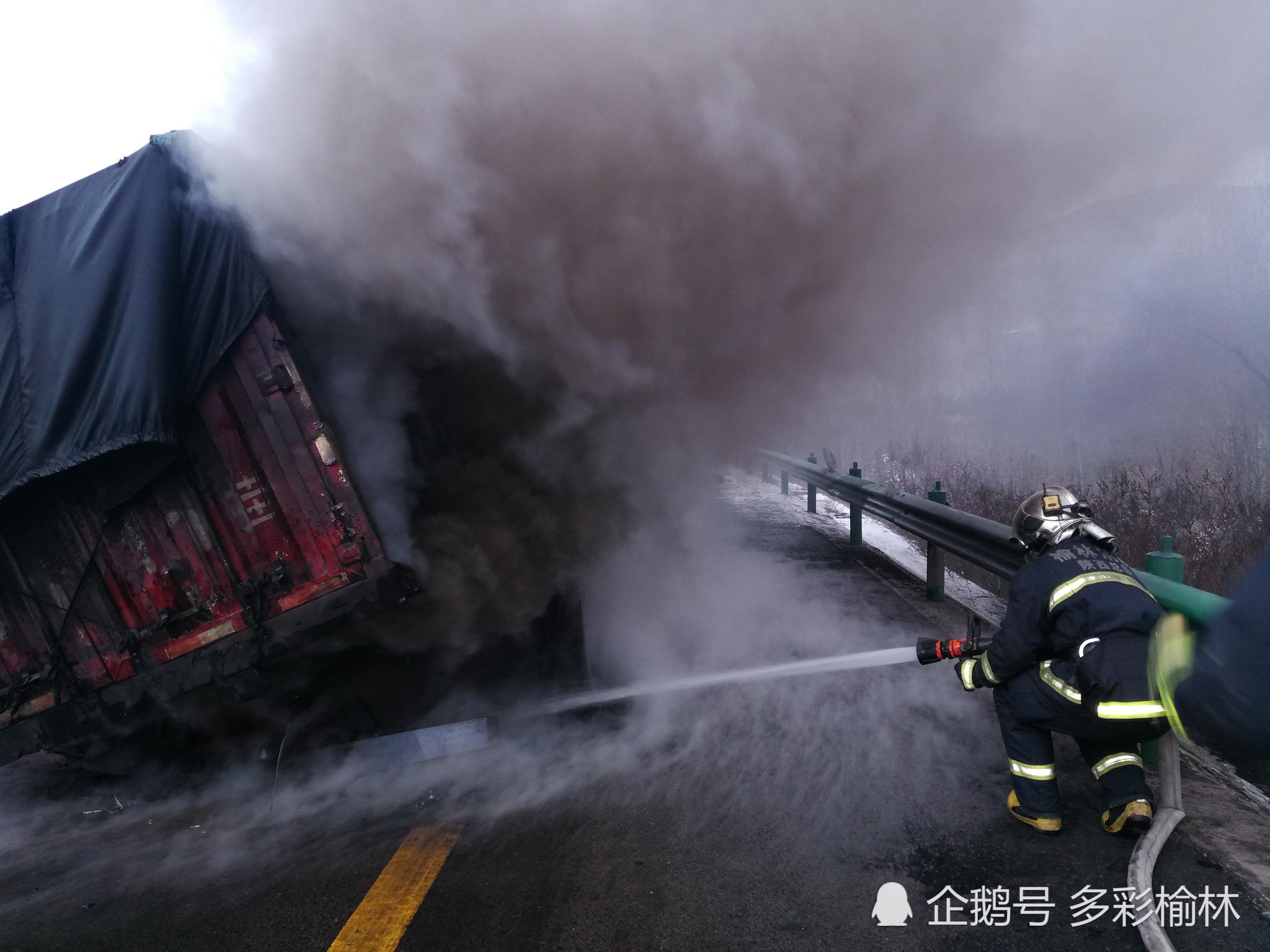 神木高速拉煤车轮胎着火 现场浓烟滚滚