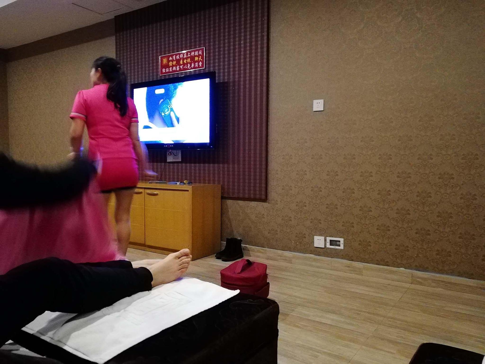 美丽冻人!零下2度，洗脚妹穿短衣裙上班，10多小时月收入上万