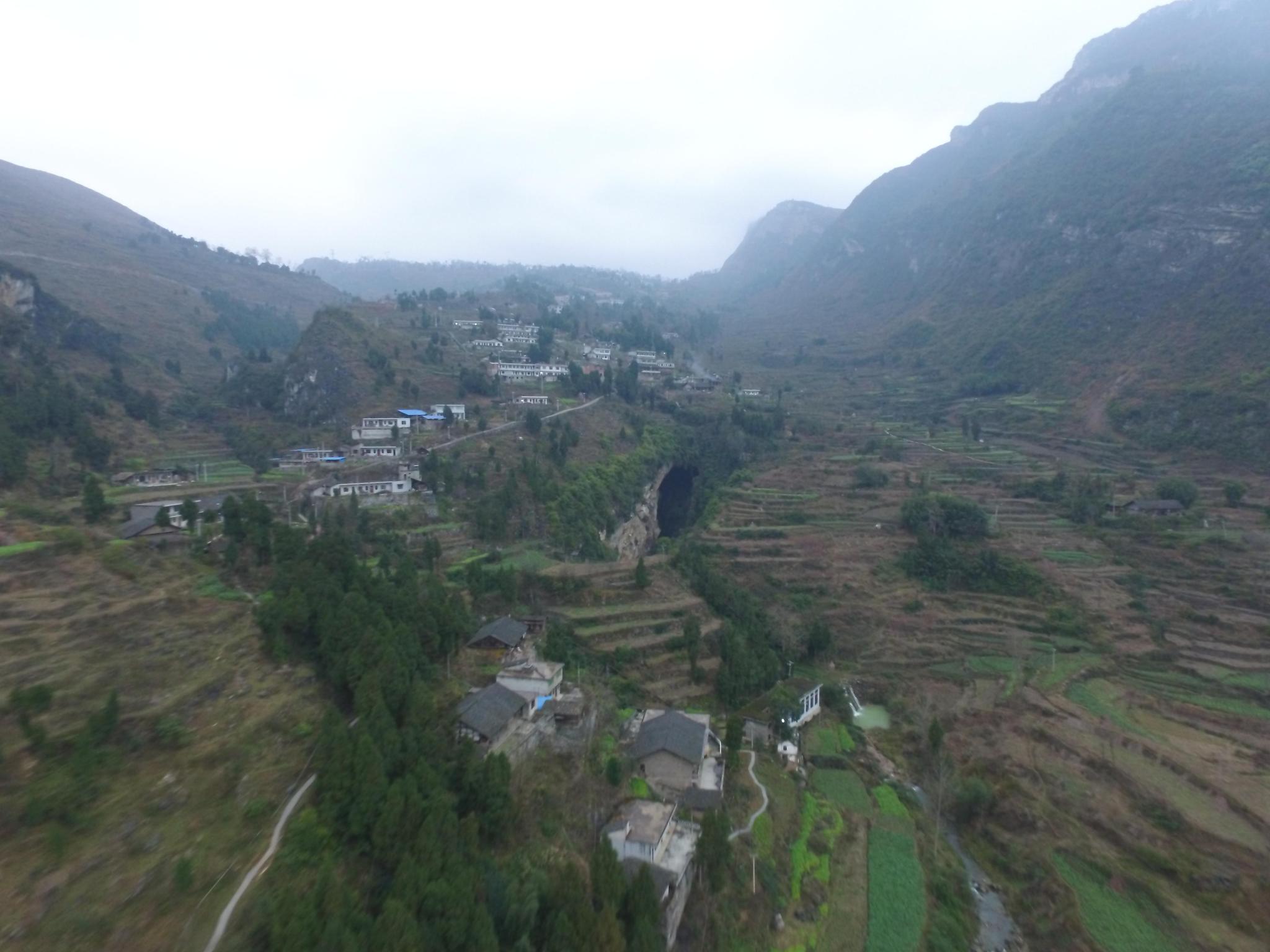 贵州遵义大山里的村庄,乡村和山洞与世隔绝,山清水秀