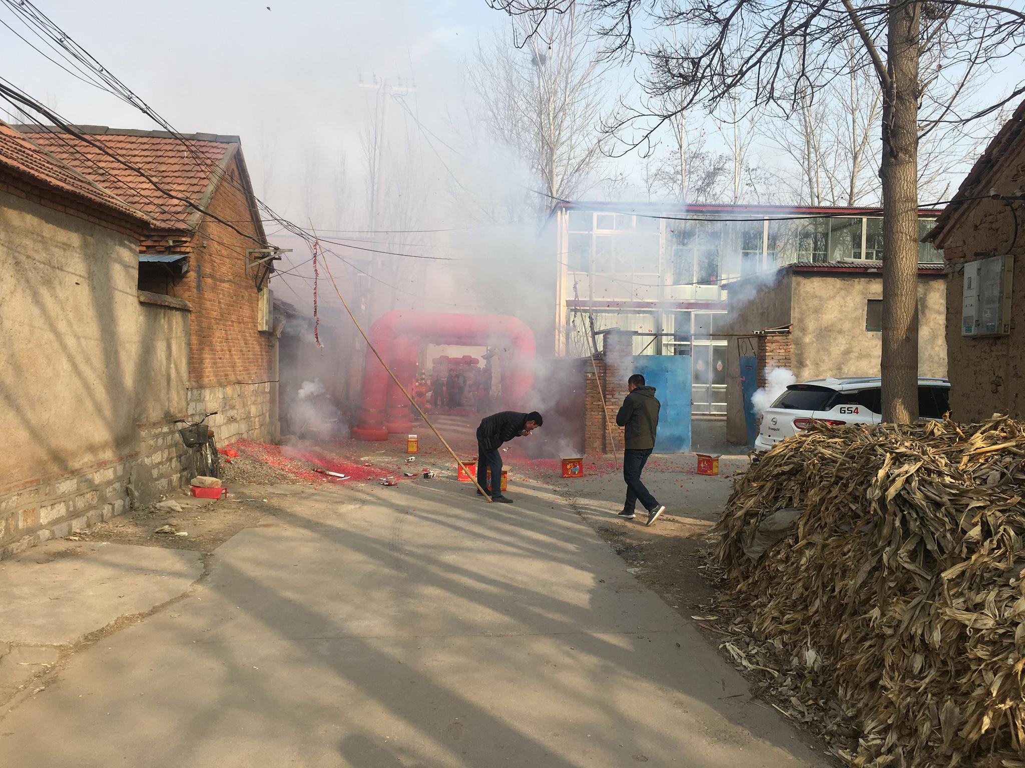 新郎脚底呼三下招招讲究,农村家宴办婚庆欢天喜地,横批热闹非凡